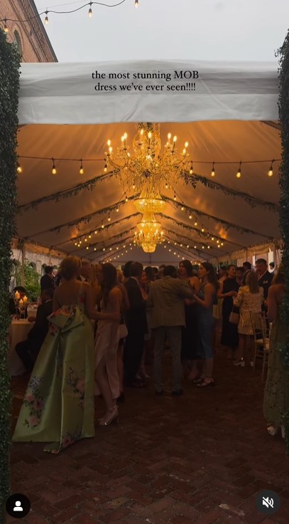 Lori DeWitt en la boda de su hija en un clip subido el 5 de junio de 2024 | Fuente: Instagram/capturedbychloe.co