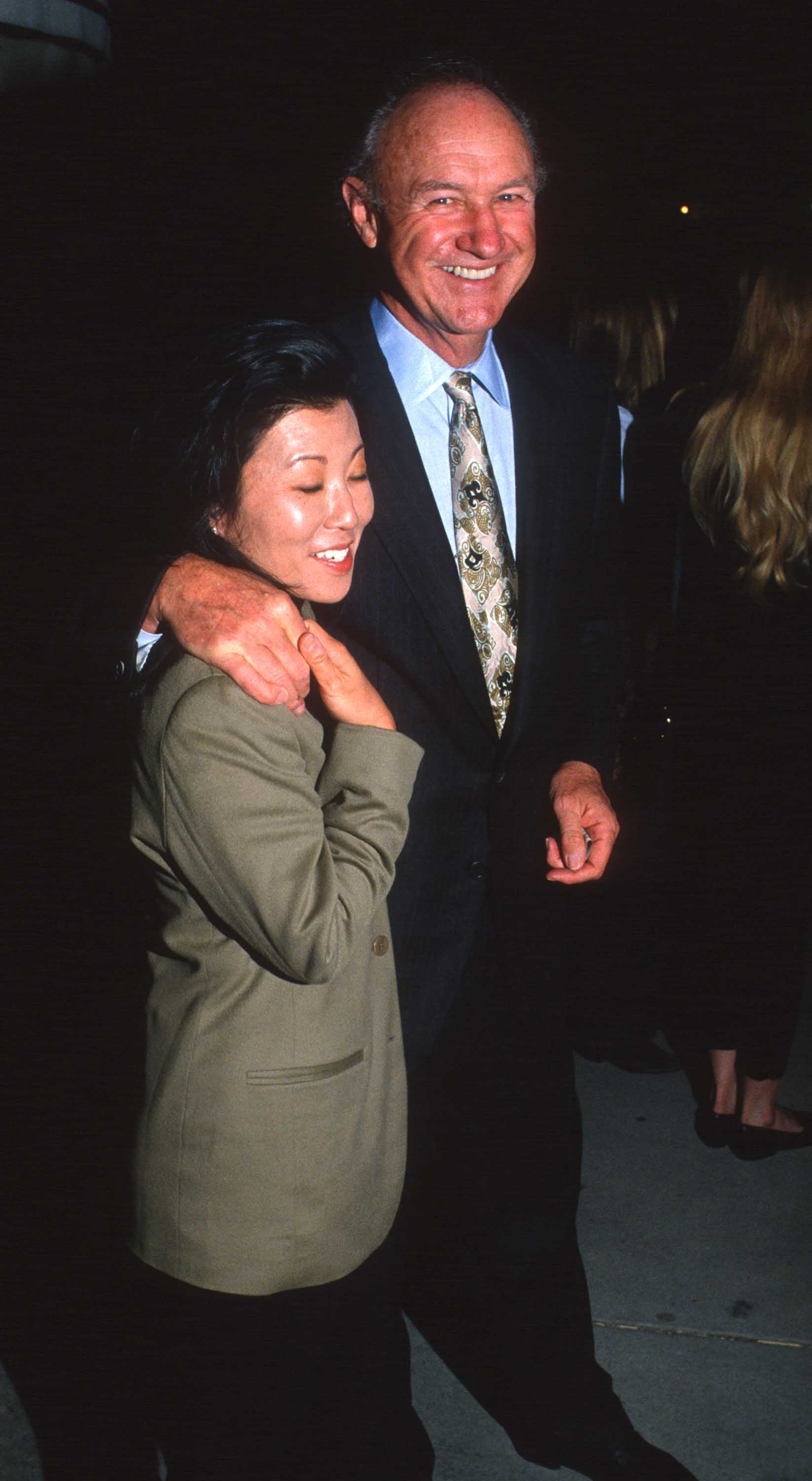 Betsy Arakawa y Gene Hackman asisten al evento benéfico "Actors as Artists" en Tripp's Club, Century City, California, el 9 de noviembre de 1992 | Fuente: Getty Images