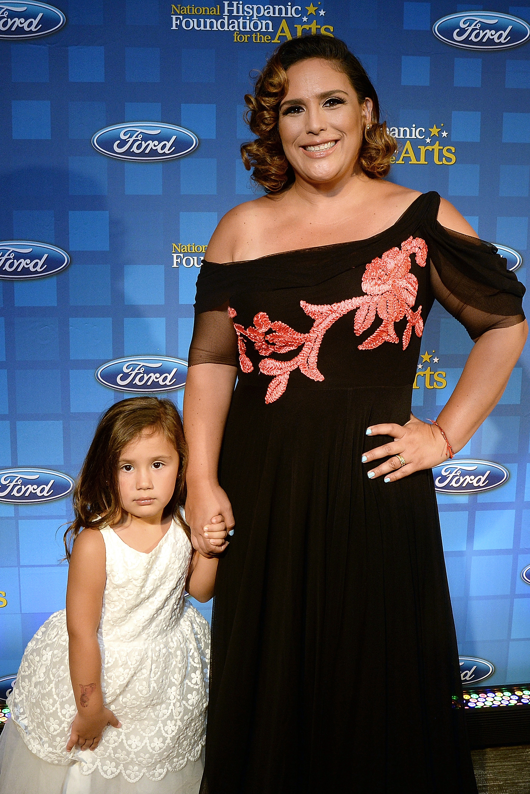 La actriz Angélica Vale camina por la alfombra roja con su hija, Angélica, en la Noche de Gala 2017 de la Fundación Nacional Hispana para las Artes en el Hotel Mayflower el 11 de septiembre de 2017 en Washington, DC. | Fuente: Gettys Images.