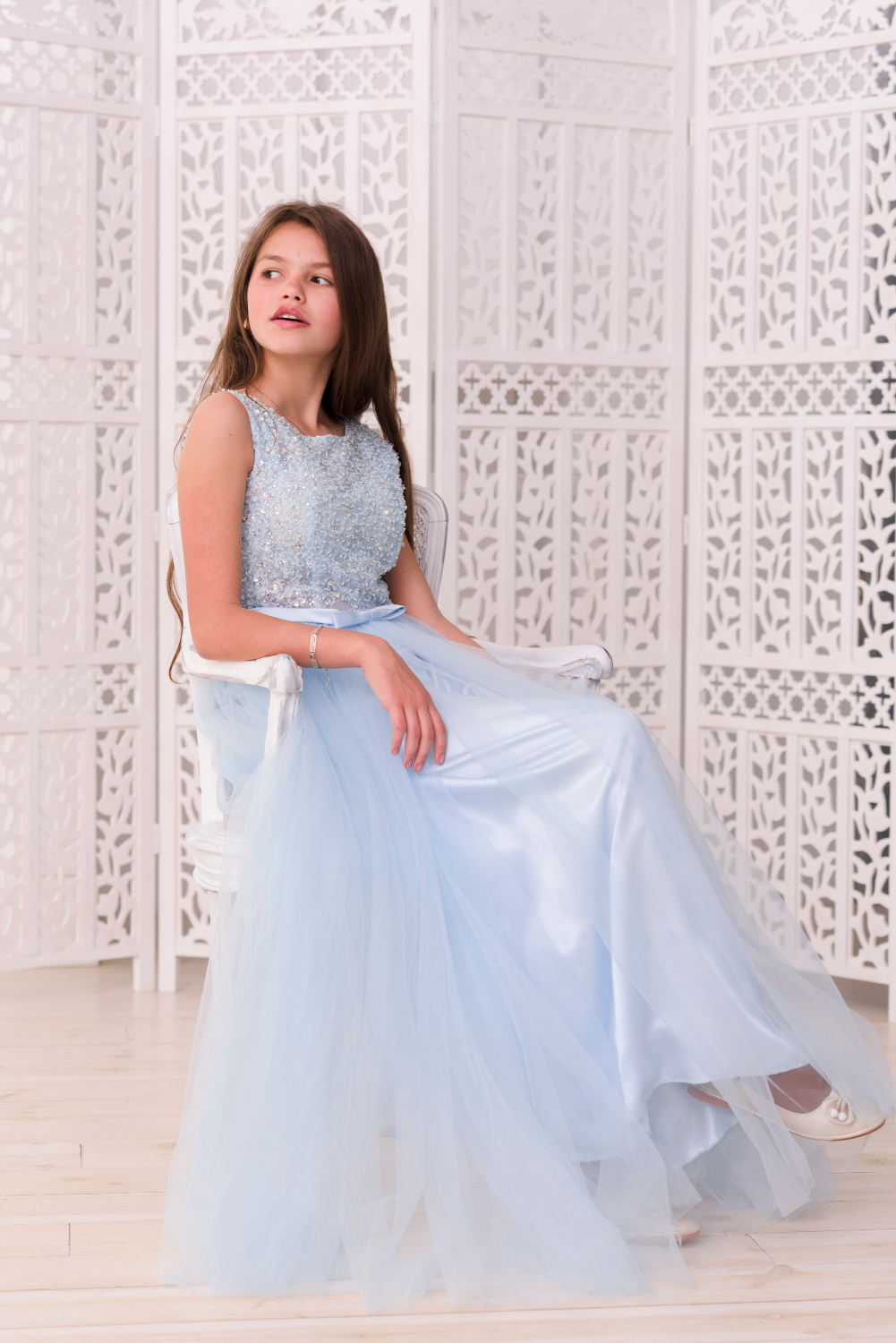 Una chica con un precioso vestido azul | Fuente: Freepik