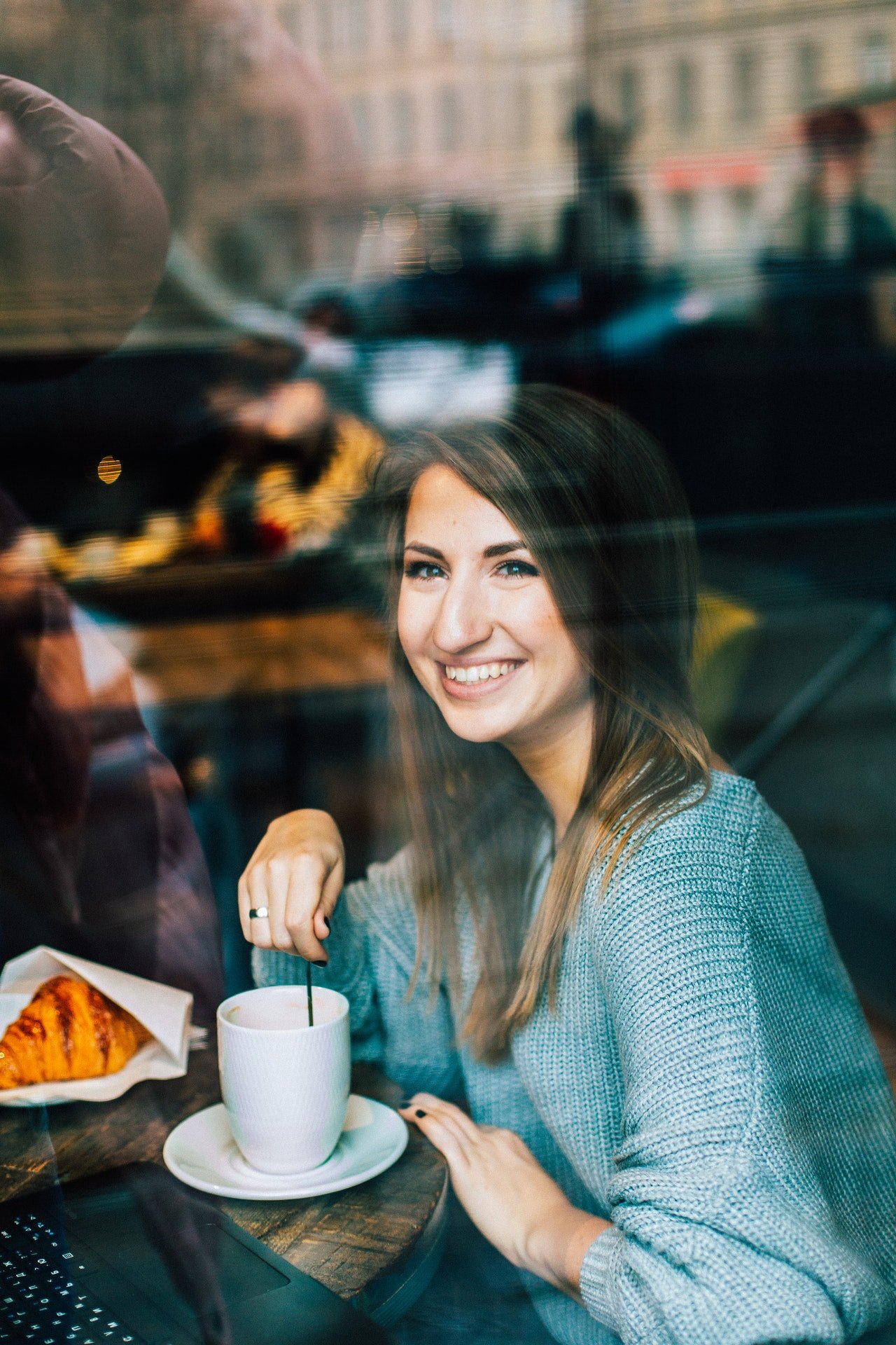 Dama tomando café en un local.| Foto: Pexels