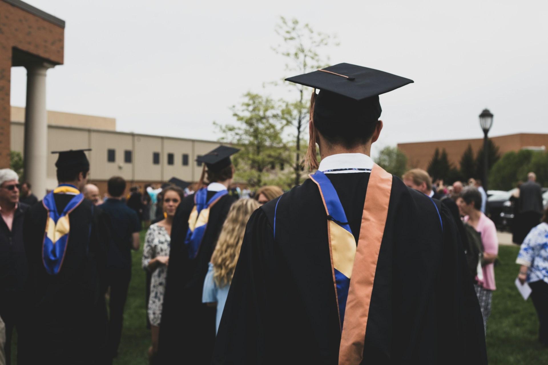 Estudiantes en una ceremonia de graduación | Fuente: Unsplash