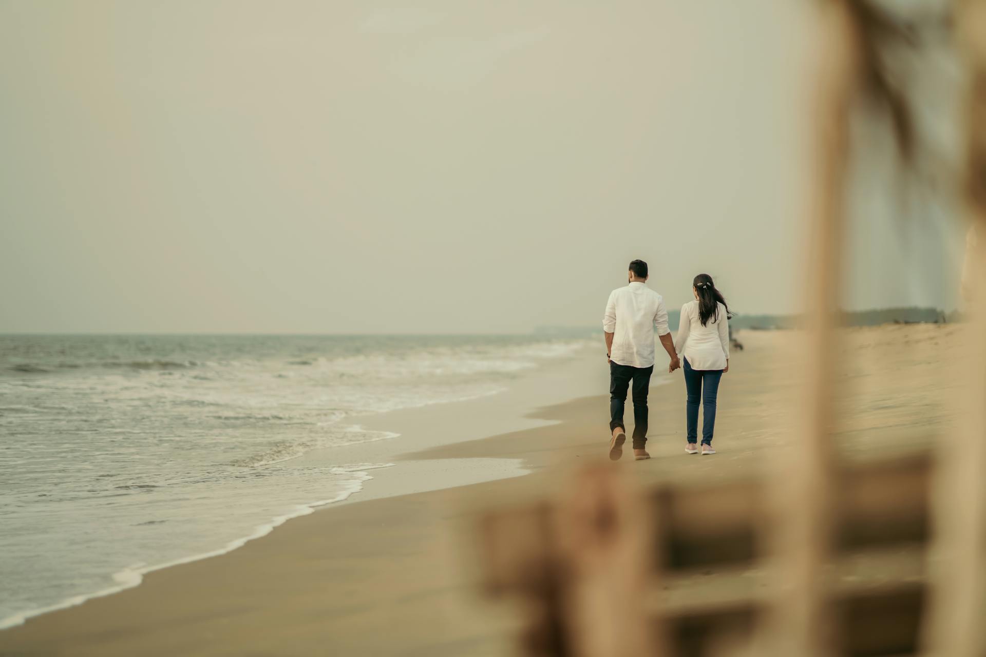 Una pareja paseando por la playa | Fuente: Pexels