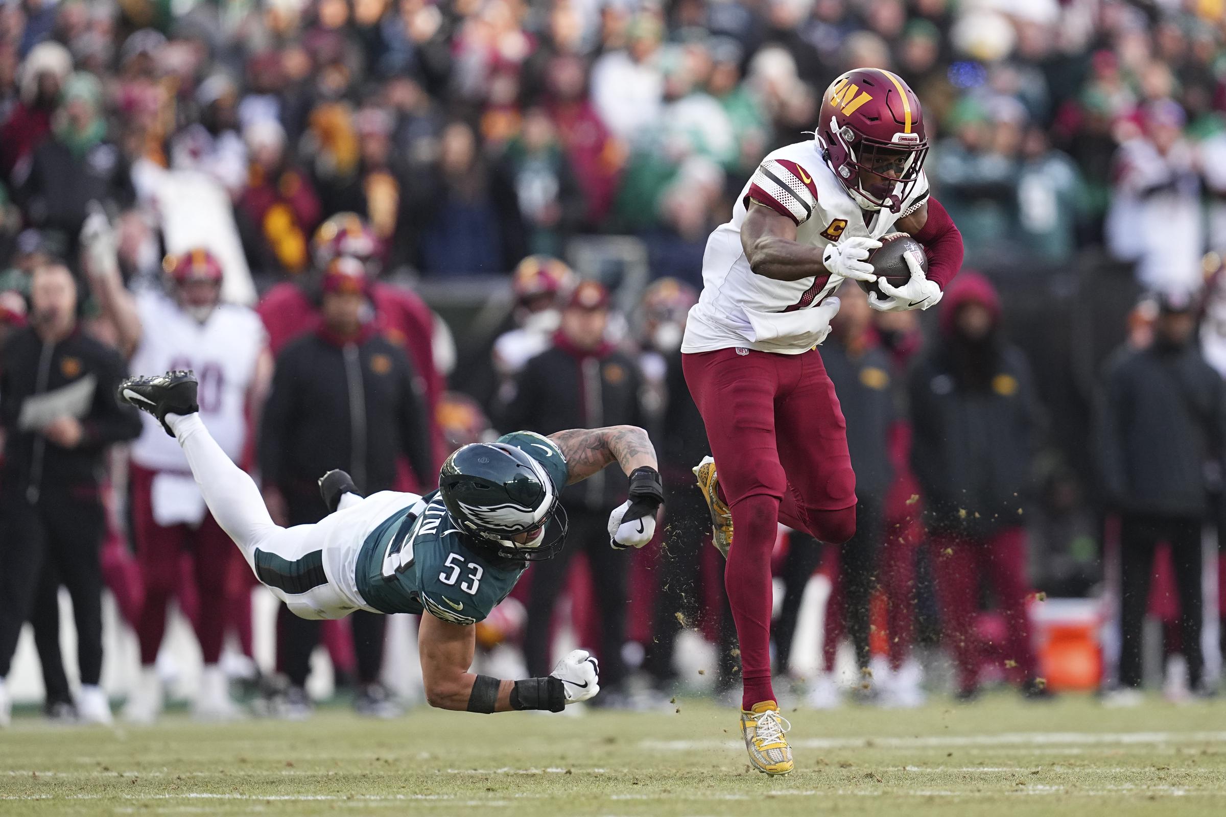 Un jugador de los Washington Commanders y un jugador de los Philadelphia Eagles durante el partido del Campeonato de la NFC. | Fuente: Getty Images