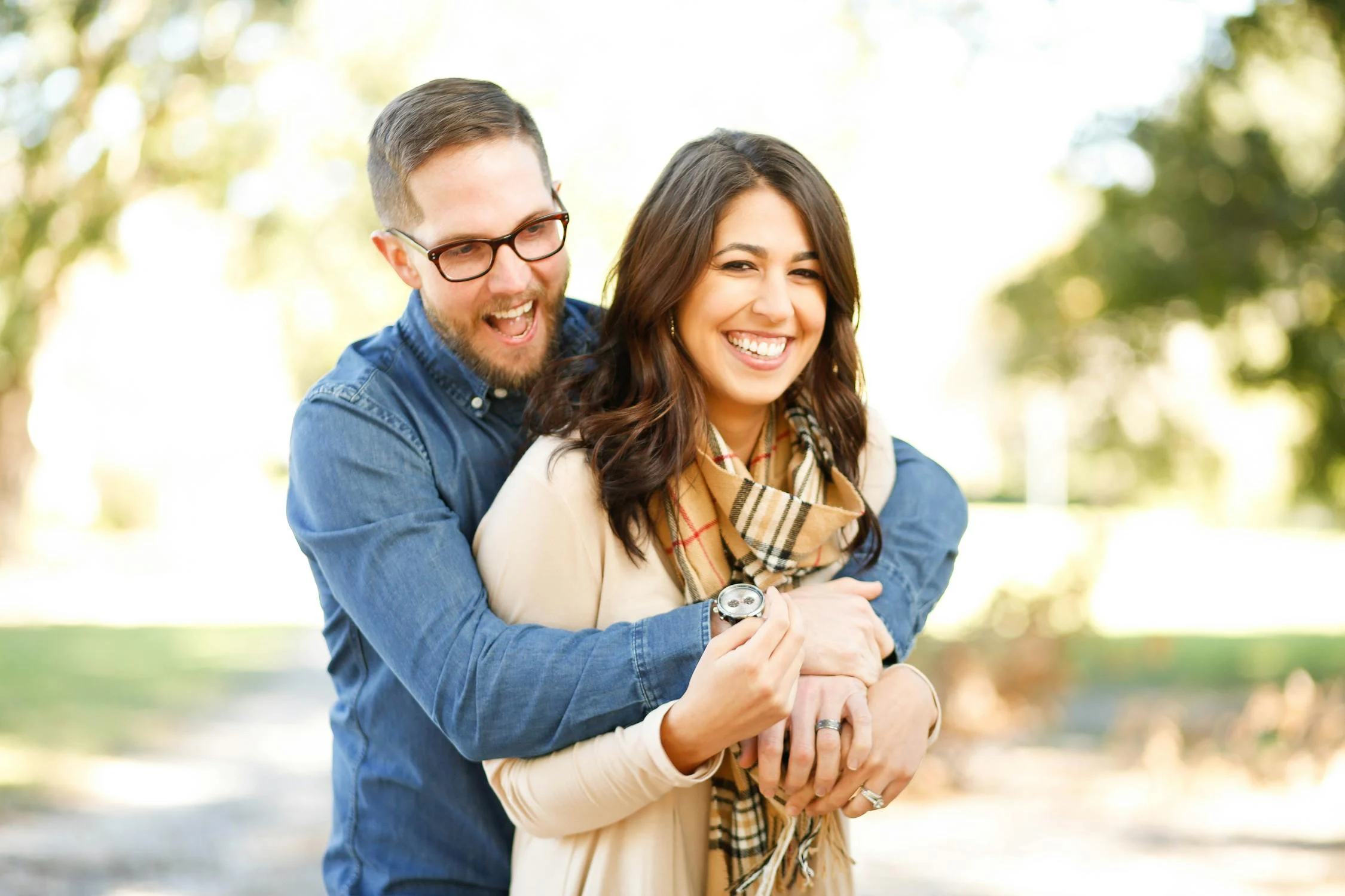 Una pareja feliz en un parque | Fuente: Pexels