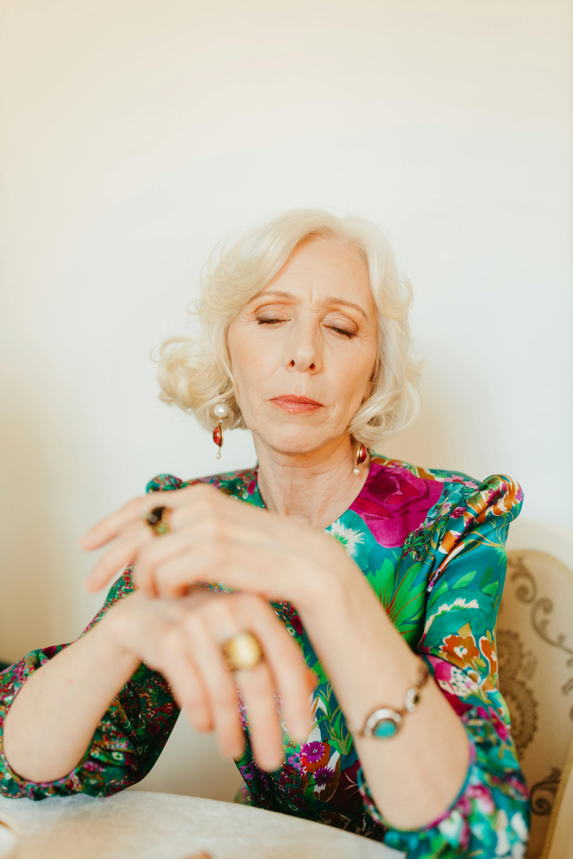 Una mujer frunciendo los labios | Fuente: Pexels