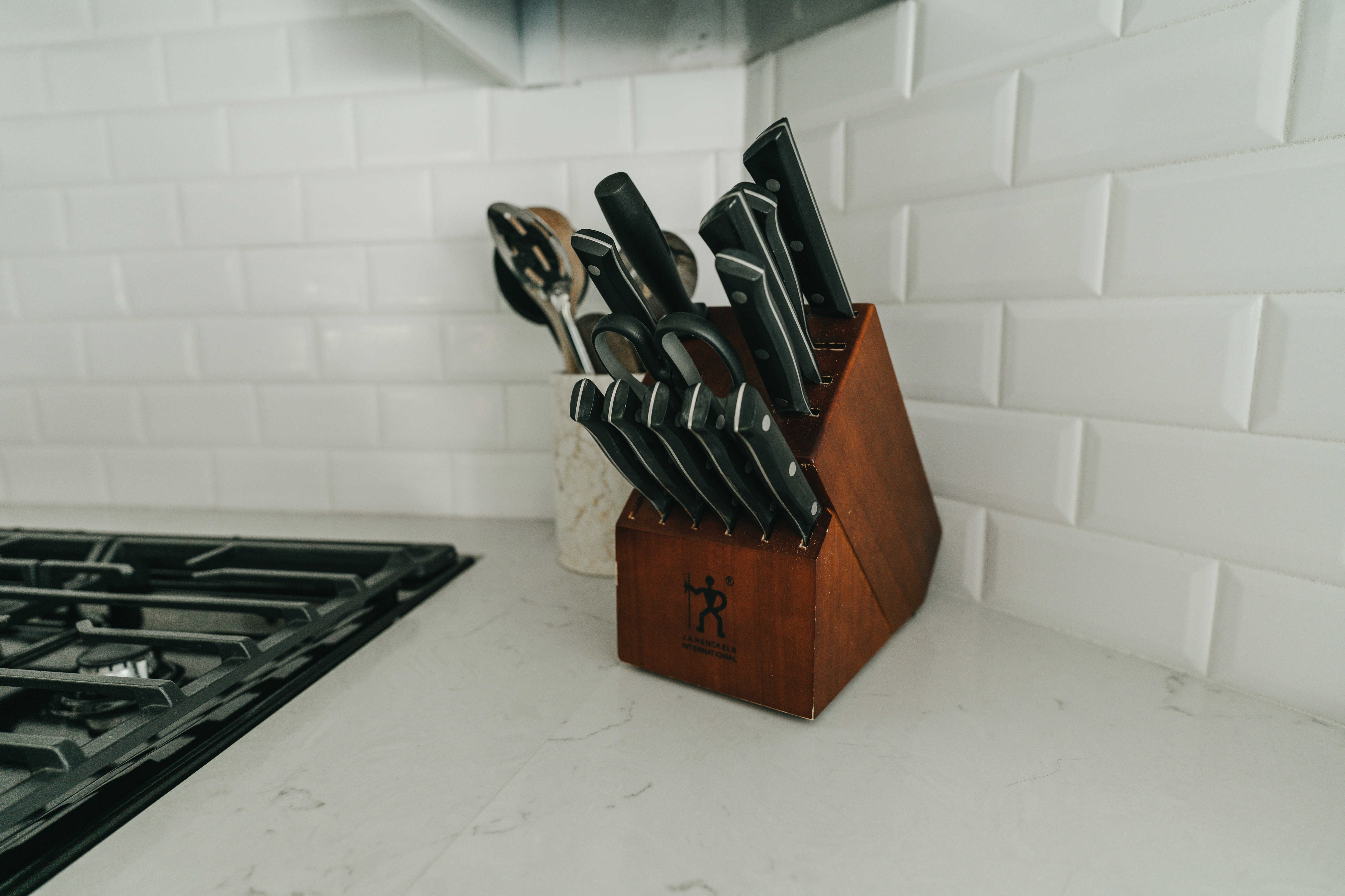 Un bloque de cuchillos en la encimera de una cocina | Fuente: Unsplash