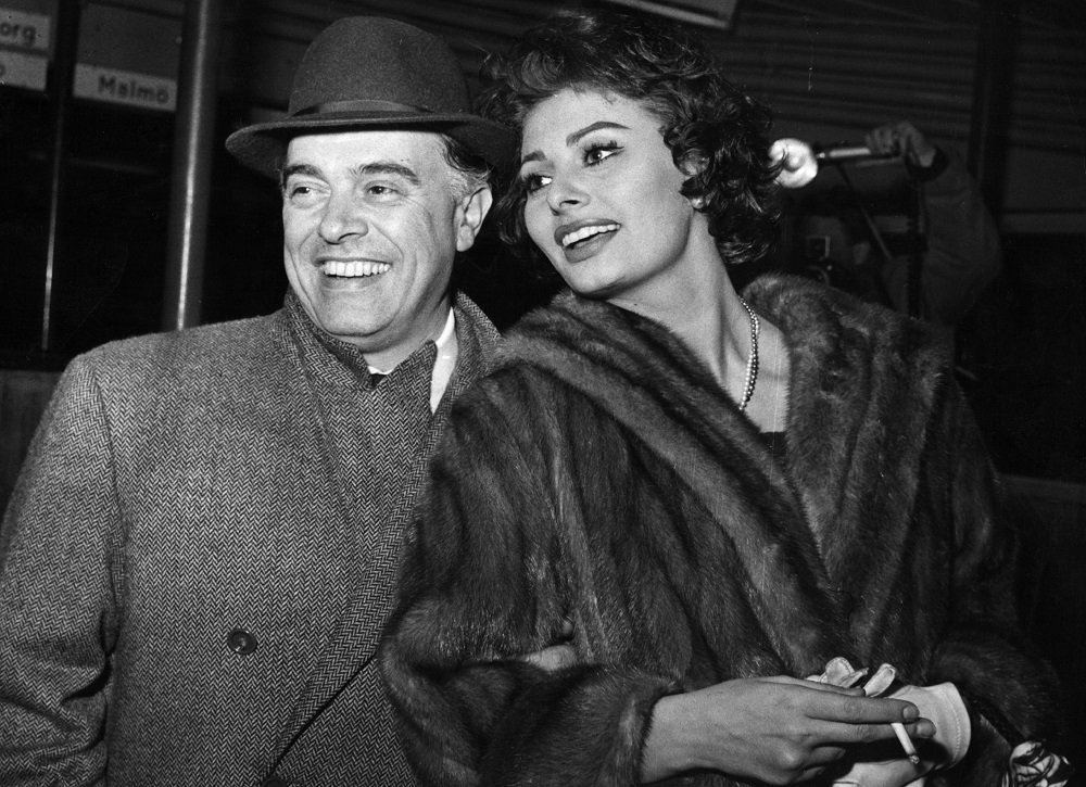 Carlo Ponti y su esposa Sophia Loren, en Copenhague en el camino de Roma a Los Ángeles. | Imagen: Getty Images
