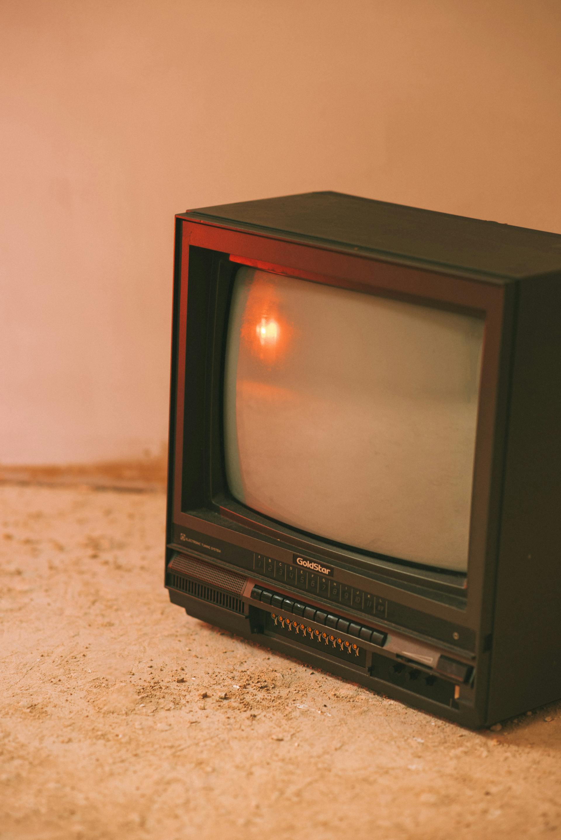 Un viejo televisor en el suelo | Fuente: Pexels