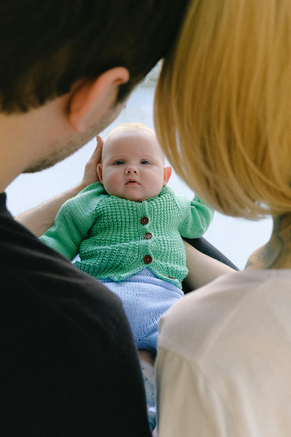 Padres mirando a su bebé | Fuente: Pexels