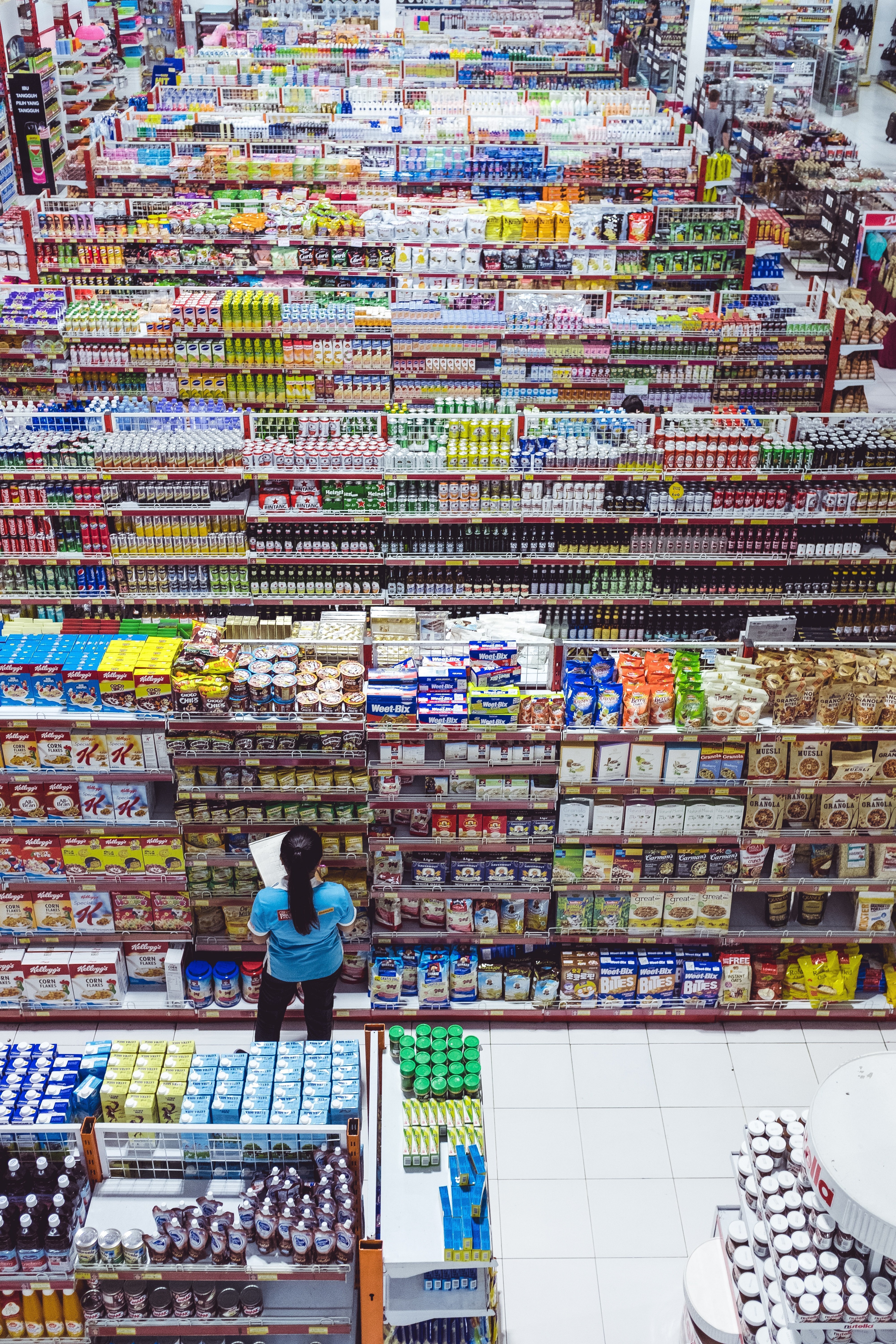 Manager supervisando un supermercados. │Imagen tomada de: Unplash.com