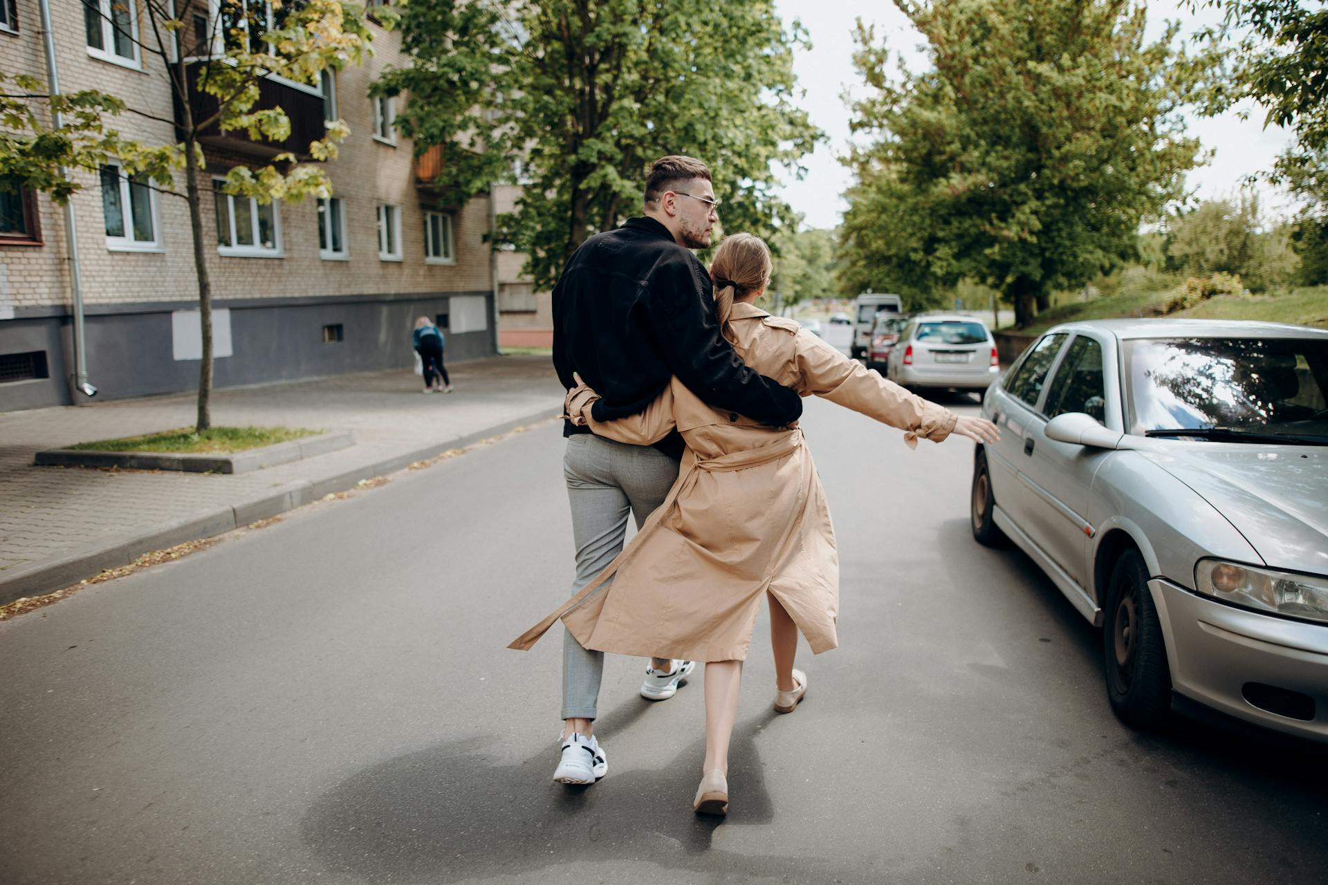 Una pareja paseando por la calle | Fuente: Pexels