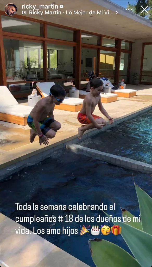 Fotografía retro de Matteo y Valentino lanzándose a una piscina, publicada por Ricky Martin para celebrar el cumpleaños número 18 de sus mellizos | Fuente: Instagram Stories/ricky_martin