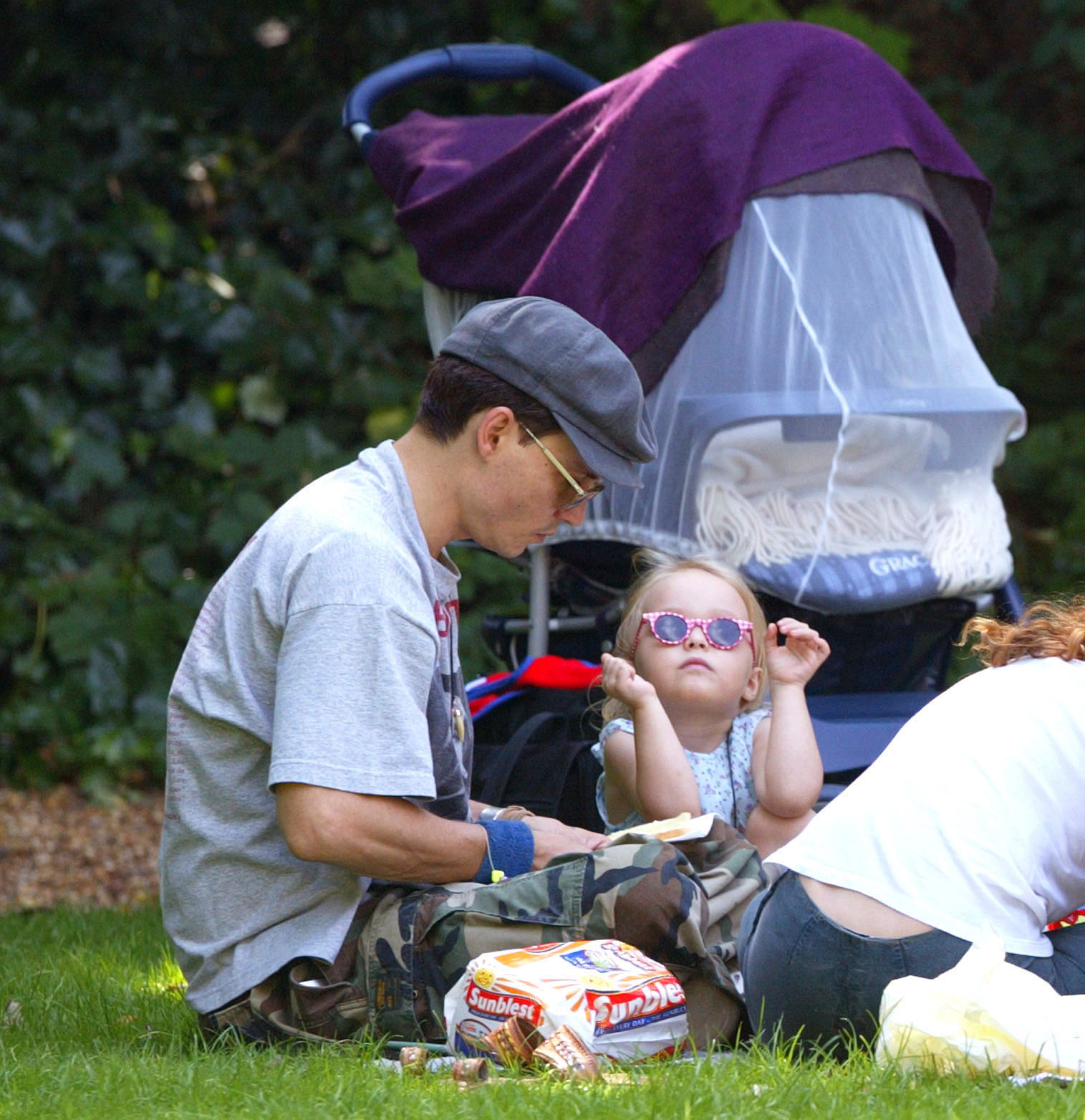 Johnny Depp y Lily-Rose Depp en un picnic en un parque de Londres, el 14 de julio de 2002 | Fuente: Getty Images