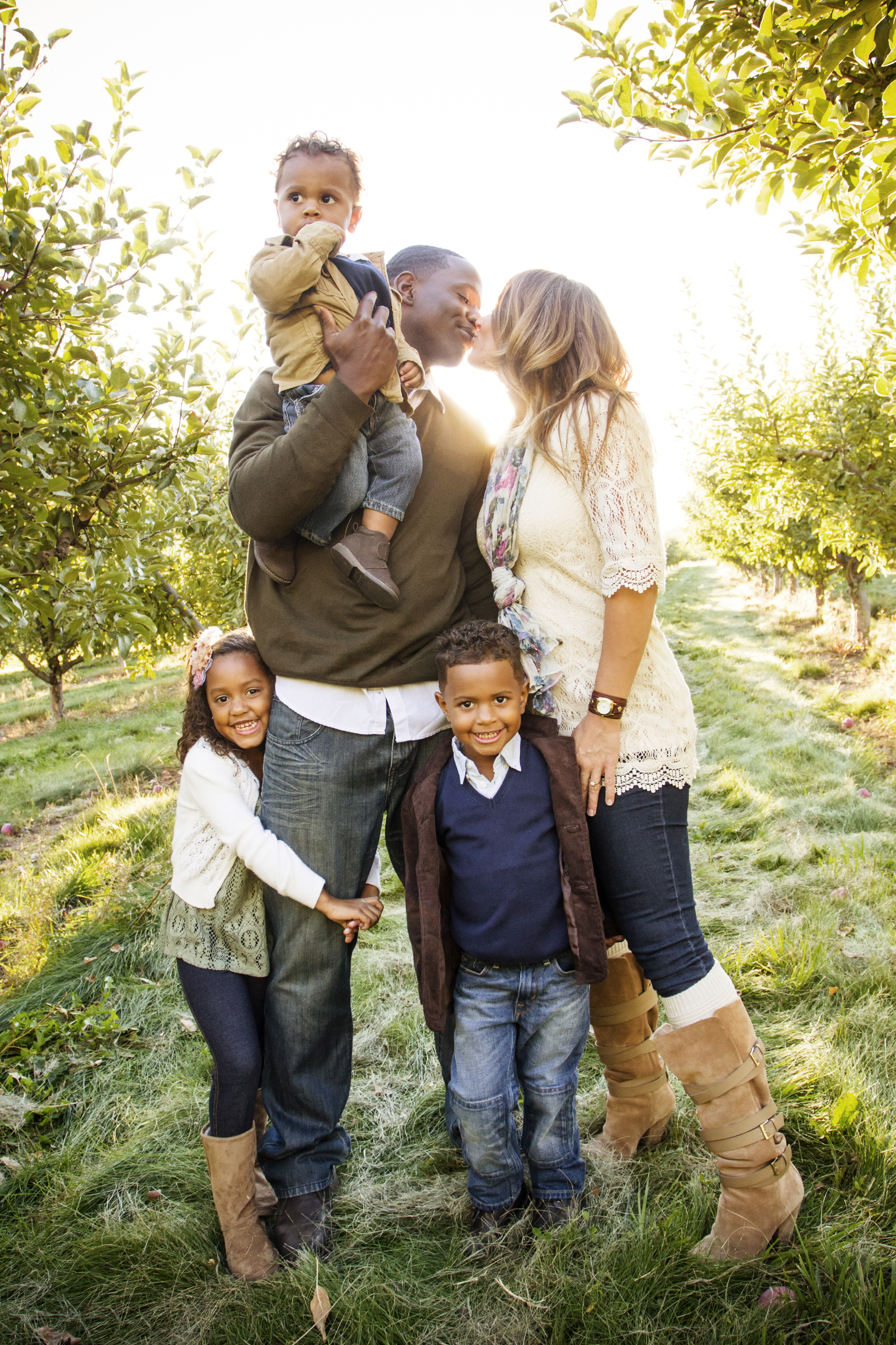 Una familia multiétnica aparece disfrutando al aire libre | Foto: Shutterstock