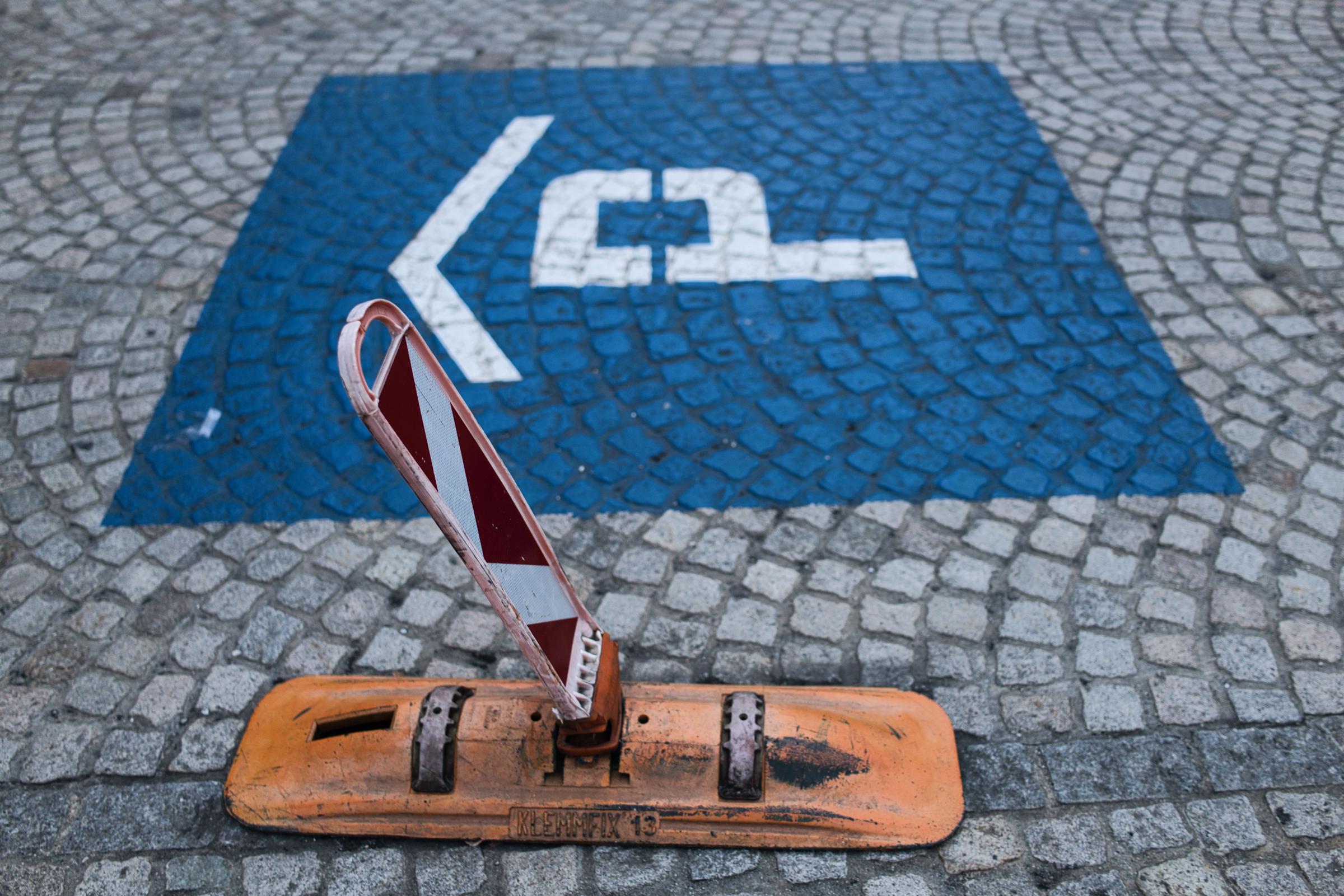Un puesto de estacionamiento | Fuente: Pexels