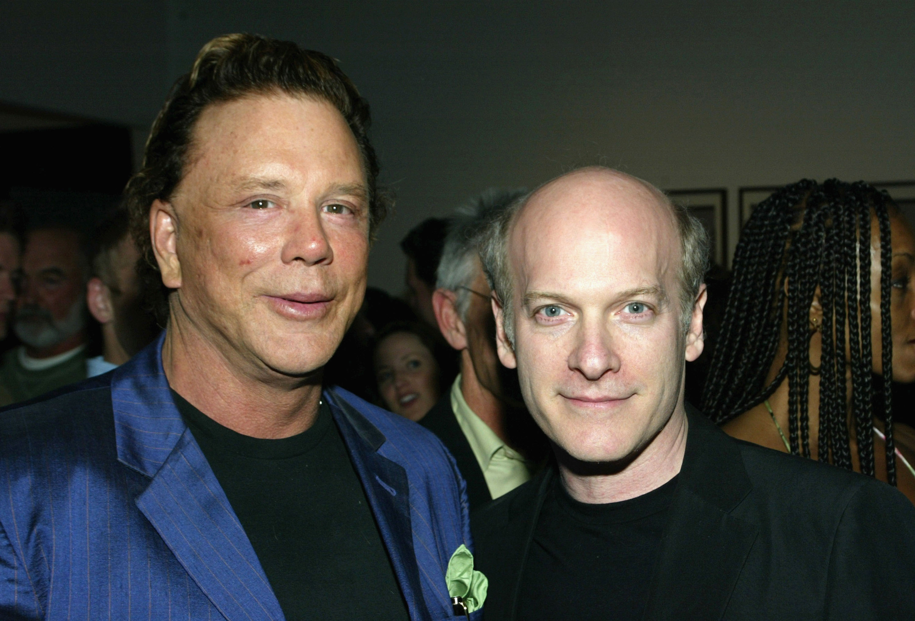 Mickey Rourke y Timothy Greenfield-Sanders en la presentación de TEN del evento de Timothy Greenfield-Sanders el 1 de abril de 2005, en Santa Mónica, California. | Fuente: Getty Images