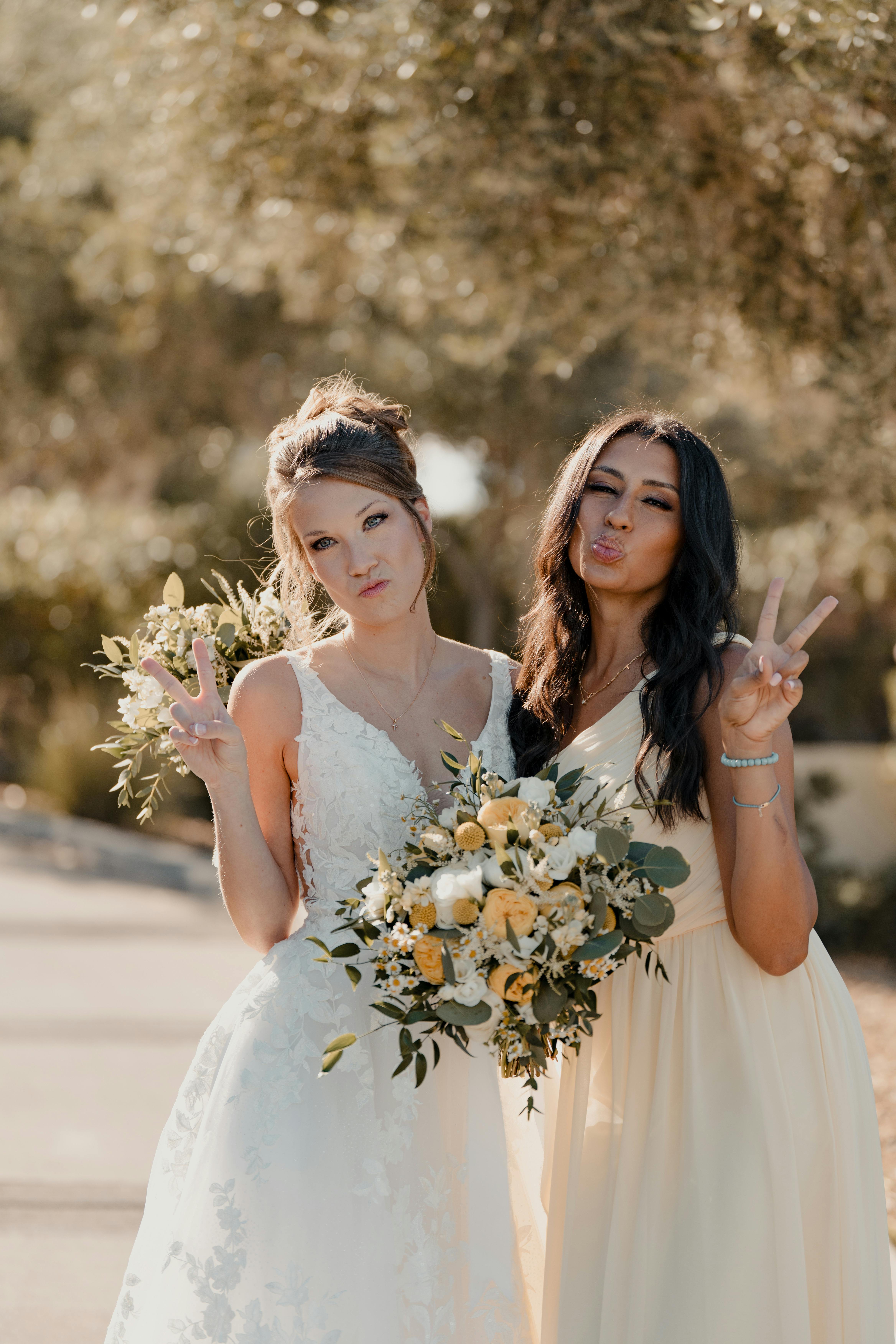 Dos amigas el día de su boda | Fuente: Pexels