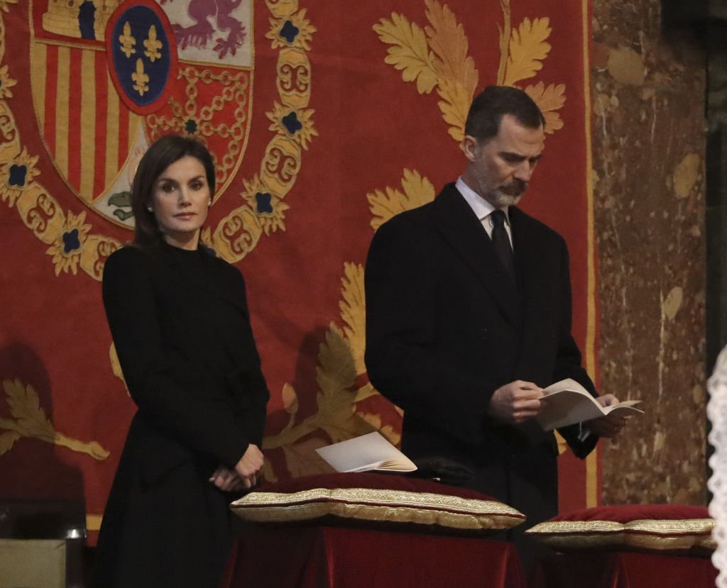 El rey Felipe y la reina Letizia asistieron a una misa para conmemorar el 25 aniversario de la muerte del Conde de Barcelona. | Foto: Getty Images