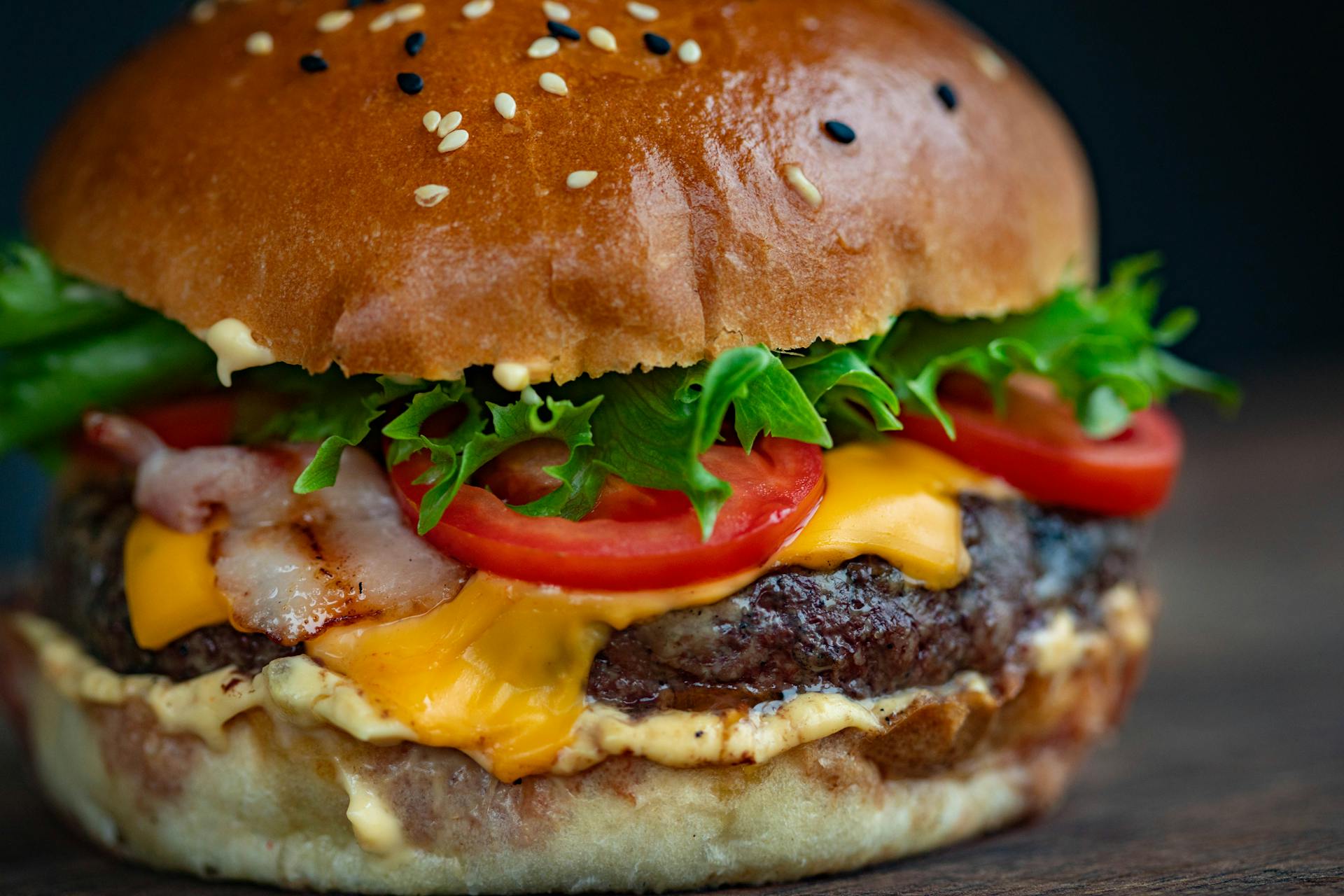 Una hamburguesa sobre una mesa | Fuente: Pexels