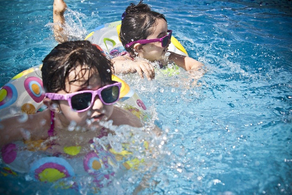 Niñas con flotadores en una piscina. | Foto: Pixabay