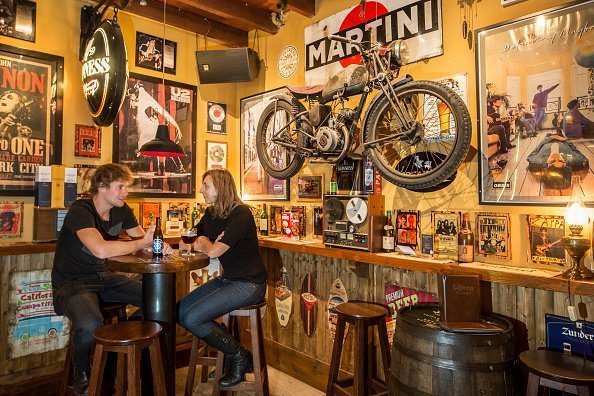 Dos jóvenes tomando una copa en un bar. | Foto: Getty Images