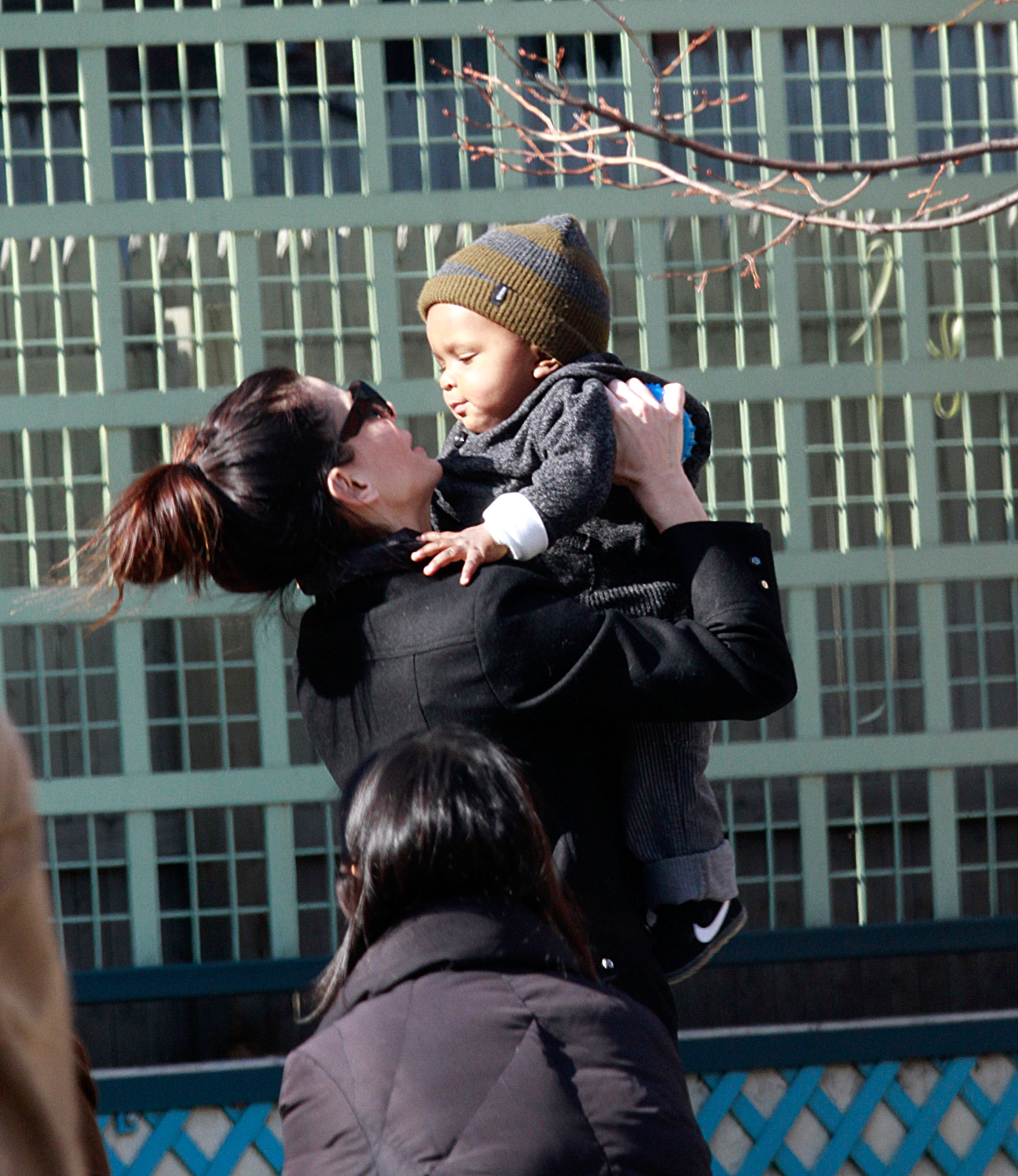 Sandra Bullock lleva a Louis por las calles de Manhattan el 20 de marzo de 2011, en Nueva York | Fuente: Getty Images