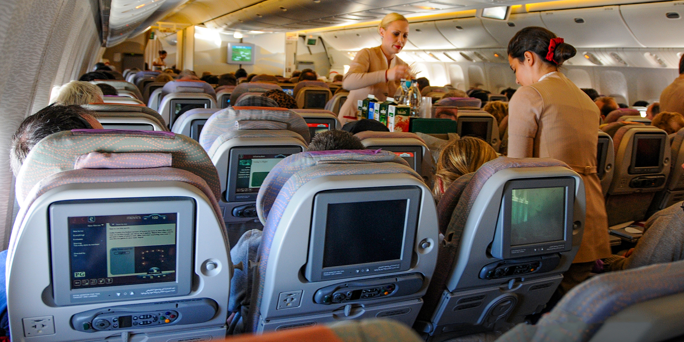 Azafatas sirviendo refrescos en un vuelo | Fuente: Flickr.com/Citizen59 (CC BY-SA 2.0)