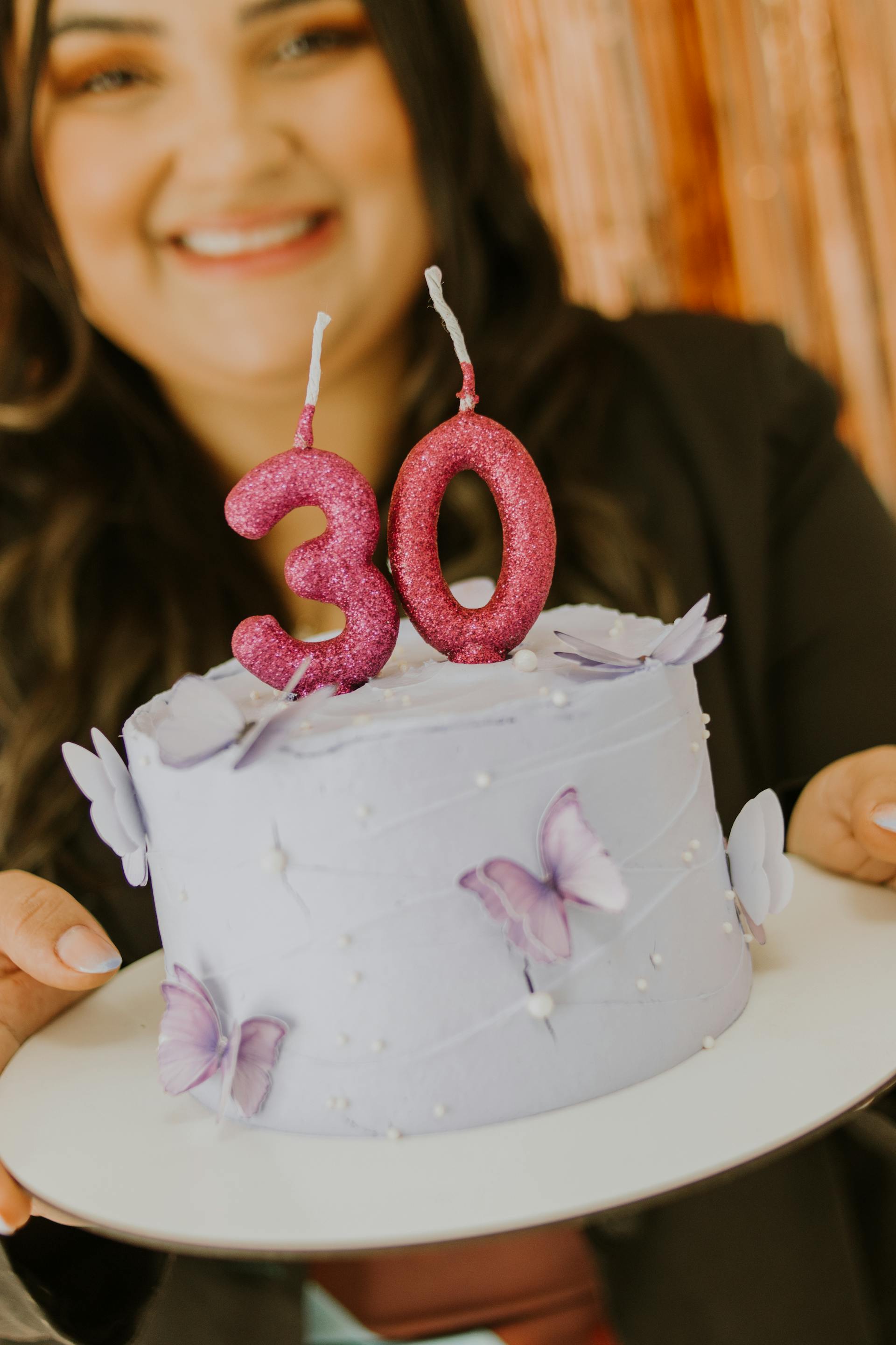 Una mujer sostiene un pastel de cumpleaños | Fuente: Pexels