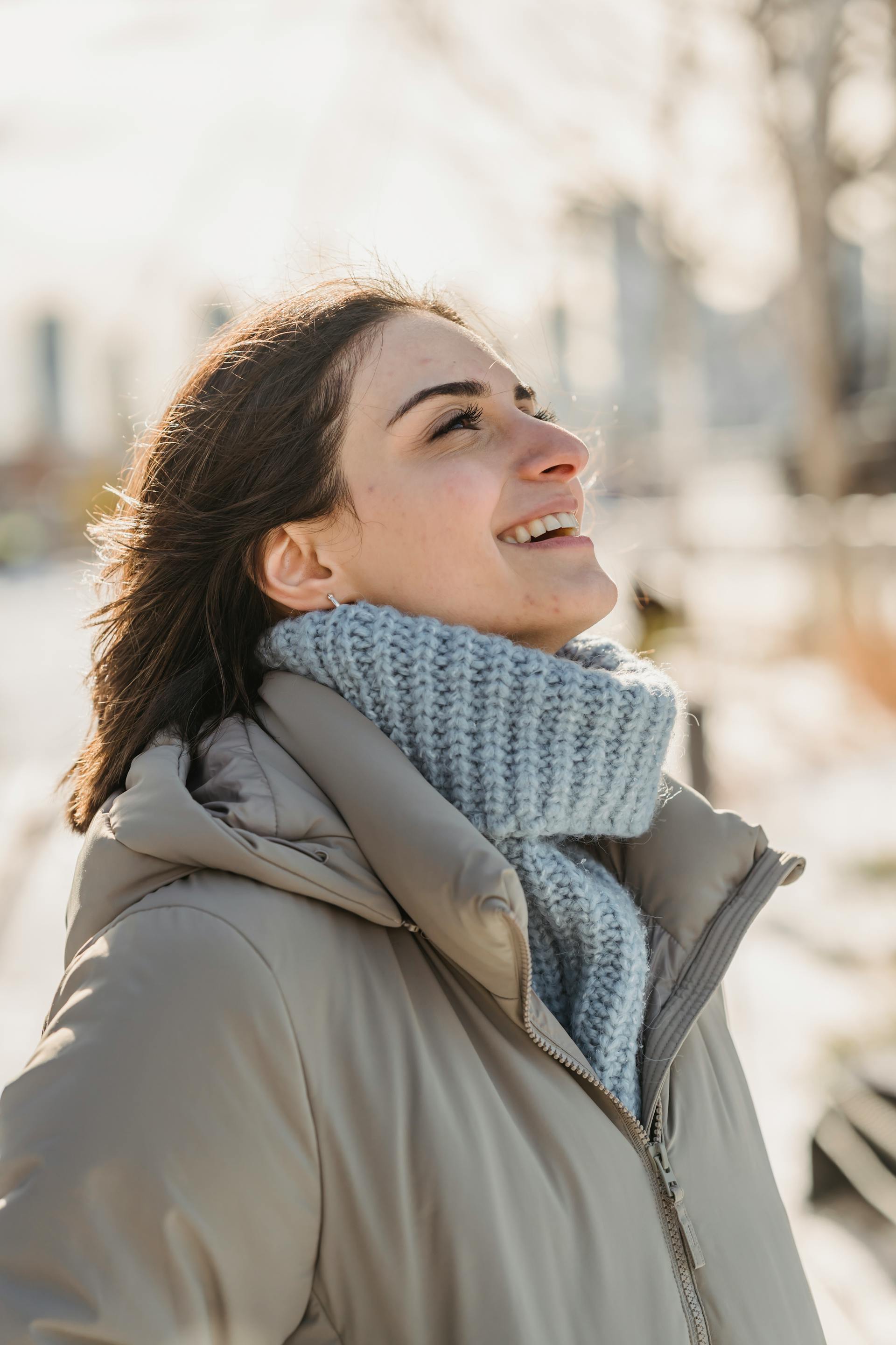 Mujer feliz sonriendo en un día de nieve | Fuente: Pexels