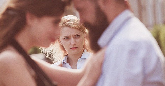 Mujer enojada mirando a una pareja. | Foto: Shutterstock 