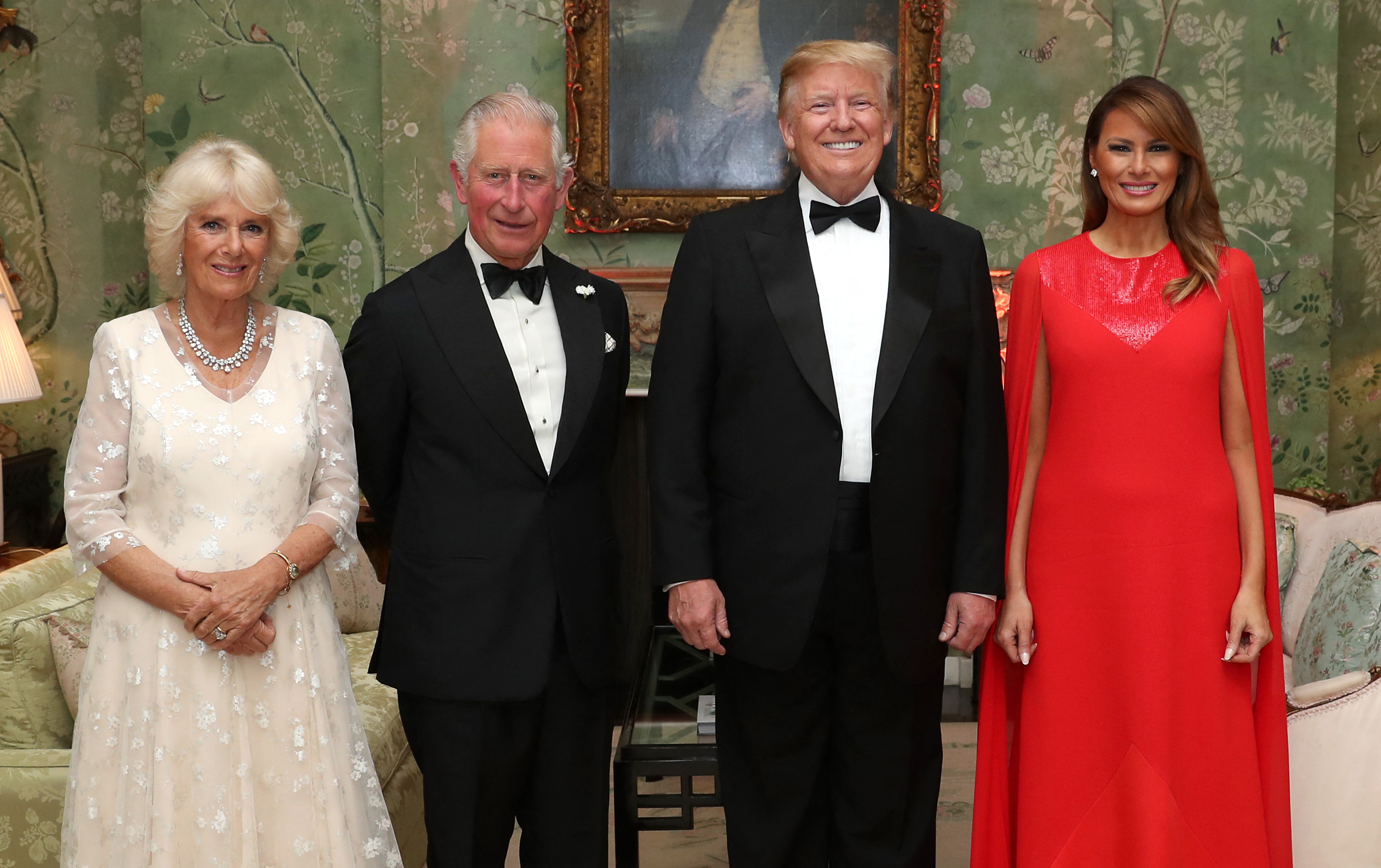 El rey Charles de Inglaterra y la reina Camilla, posan para una fotografía con el presidente estadounidense Donald Trump y su esposa Melania, antes de una cena en Winfield House el 4 de junio de 2019 | Fuente: Getty Images