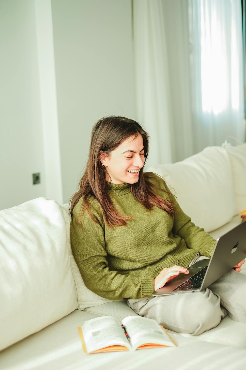 Una mujer en una reunión online | Fuente: Pexels