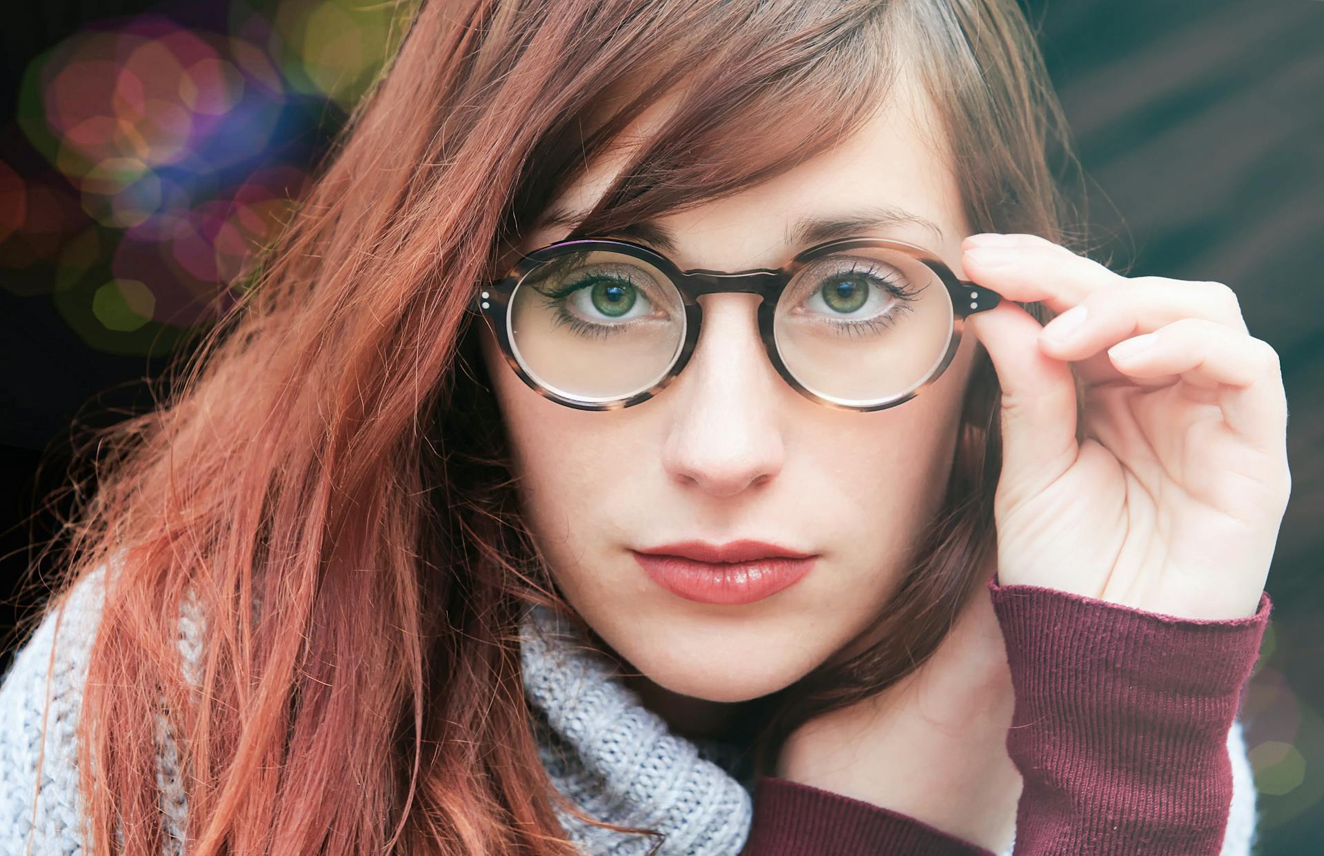 Una mujer con gafas | Fuente: Pexels