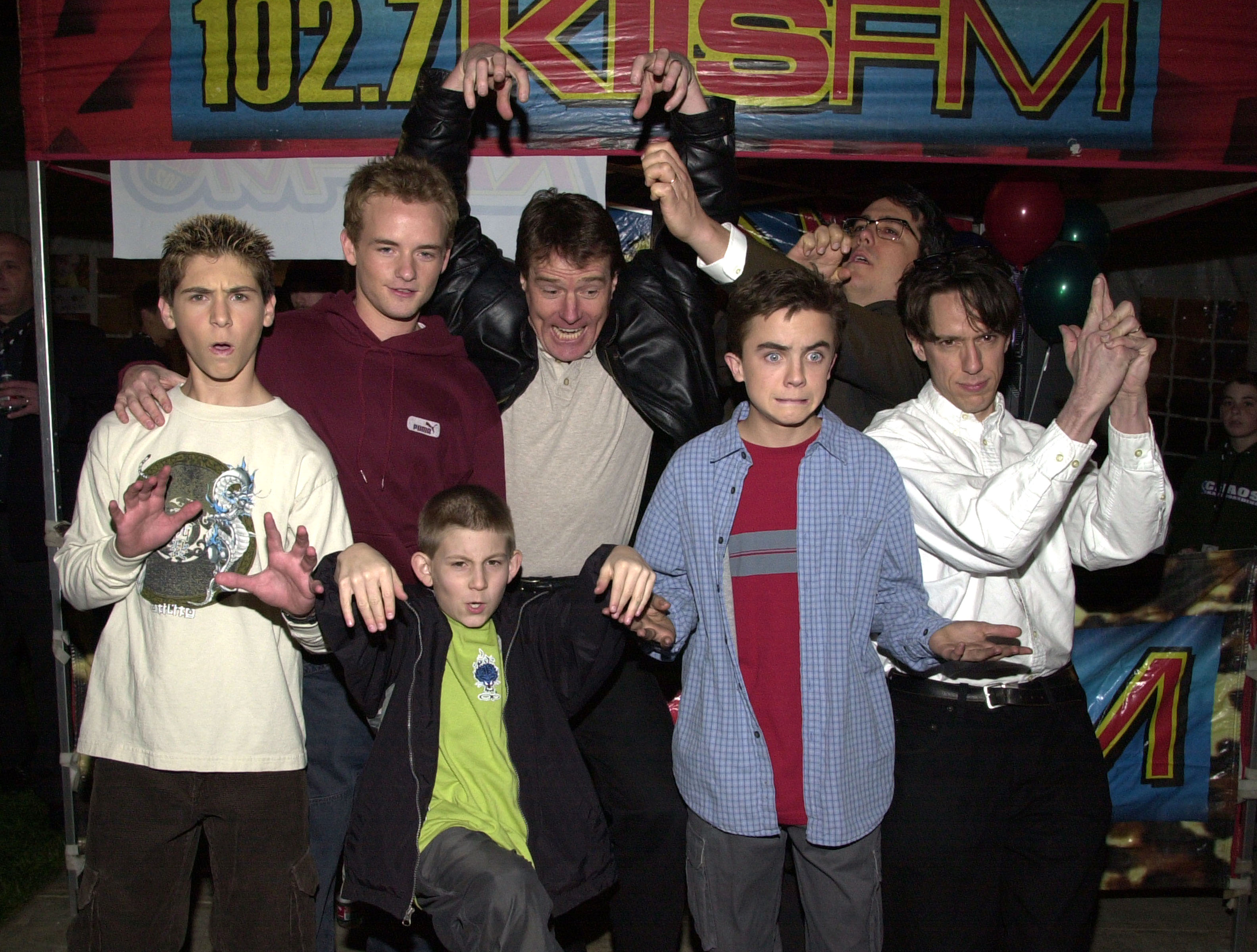 Justin Berfield, Christopher Masterson, Erik Per Sullivan, Bryan Cranston y Frankie Muniz de "Malcolm in the Middle" con John Flansburgh y John Linnell de They Might Be Giants en 2001 | Fuente: Getty Images