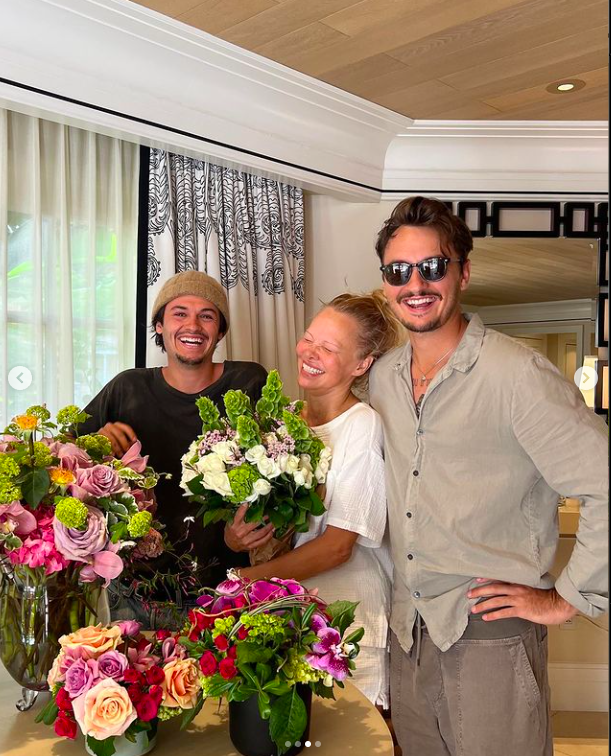 Dylan Jagger Lee, Pamela Anderson y Brandon Thomas Lee celebrando el Día de la Madre publicado el 14 de mayo de 2023 | Fuente: Instagram/pamelaanderson