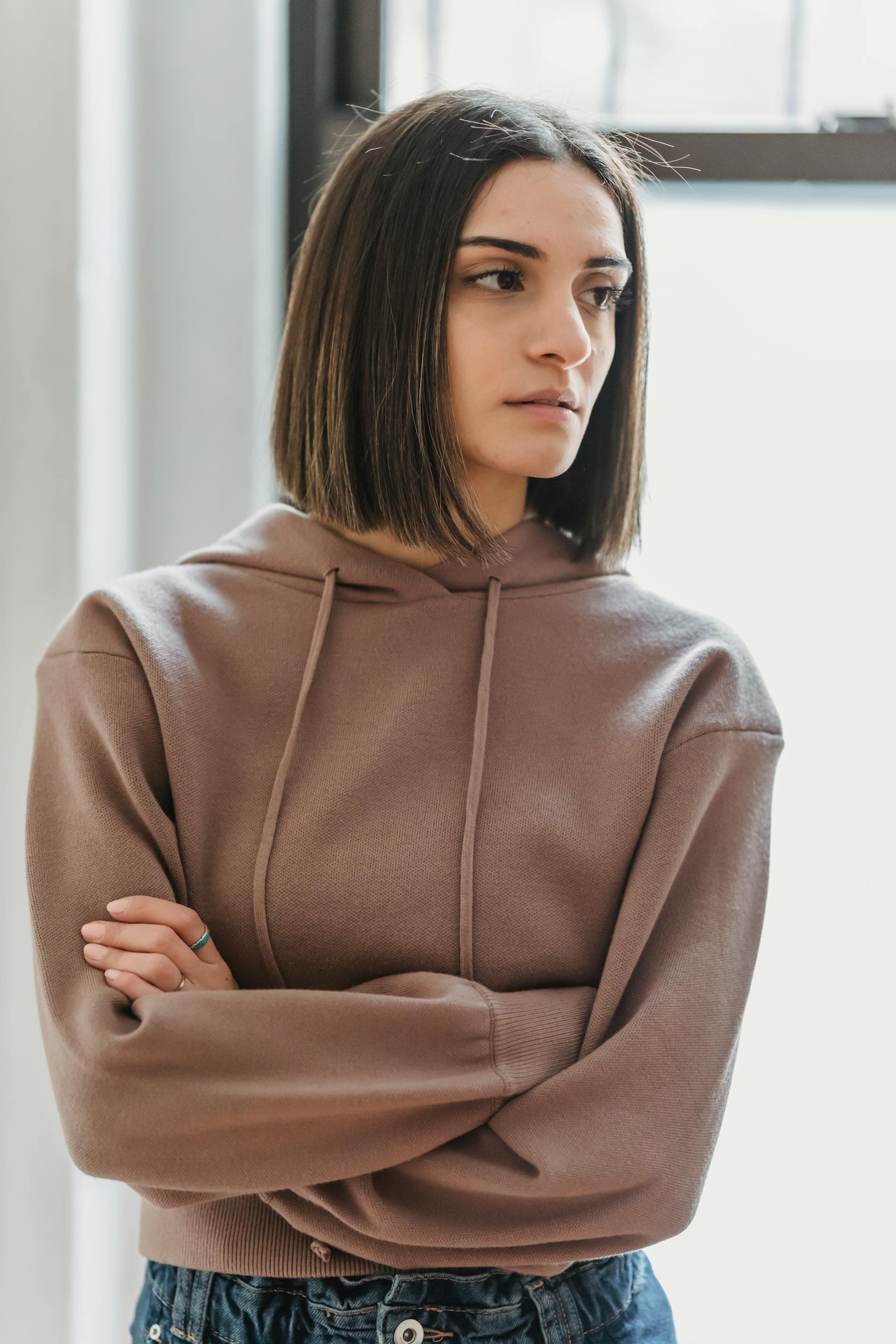 Mujer enfadada mirando a su lado | Fuente: Pexels