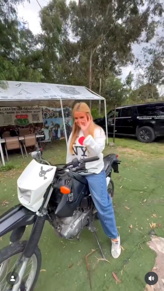 Roberta Ayala montada sobre una moto en la zona de práctica de motocross | Fuente: Instagram/alexisayala