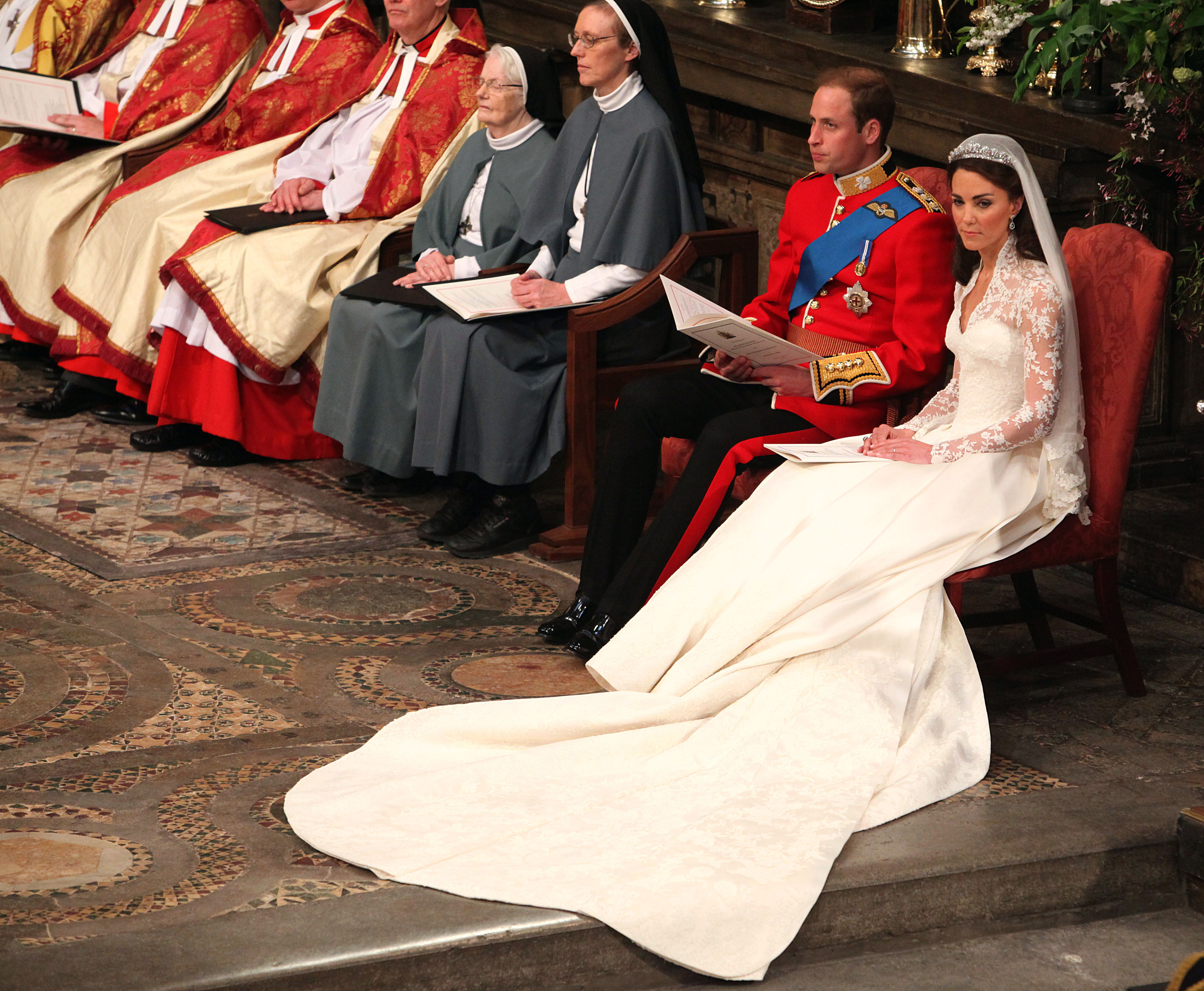 El príncipe William y Catherine Middleton durante el servicio religioso de su boda en la Abadía de Westminster el 29 de abril de 2011, en Londres, Inglaterra. | Fuente: Getty Images