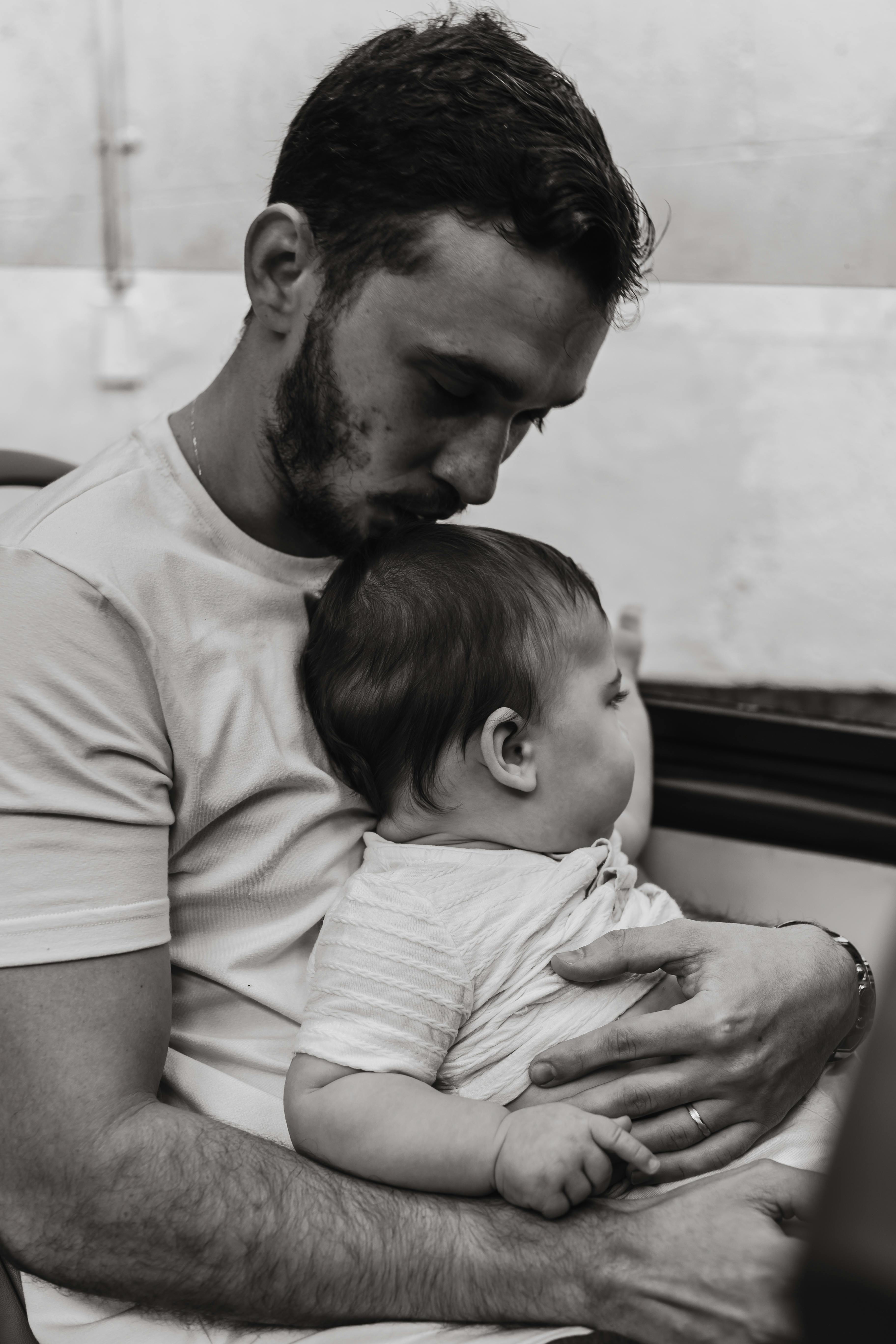 Un padre y su bebé | Fuente: Pexels