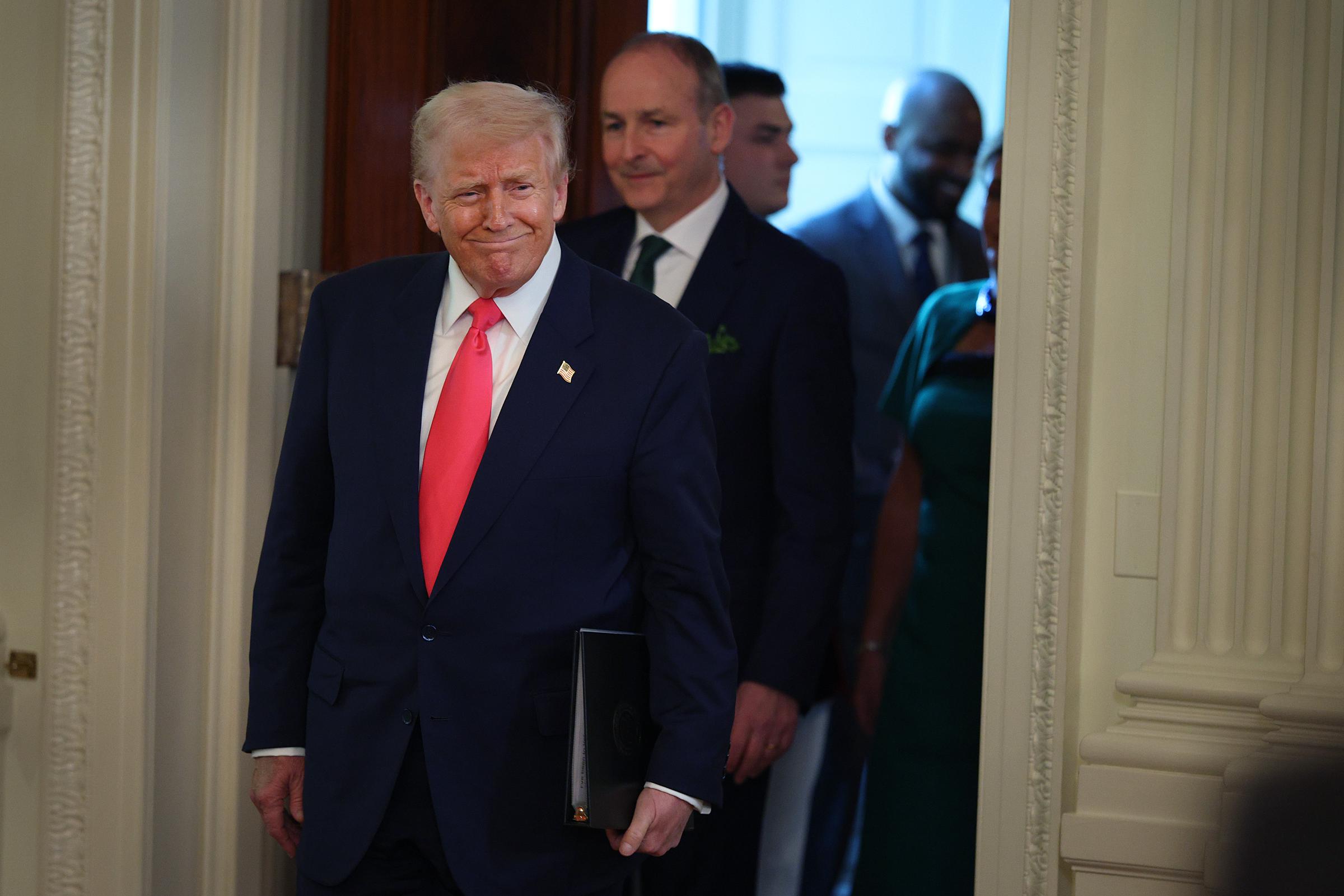 El presidente de EE.UU., Donald Trump, llega a un acto del Día de San Patricio con el Taoiseach irlandés Micheál Martin en la Sala Este de la Casa Blanca el 12 de marzo de 2025, en Washington, D.C. | Fuente: Getty Images