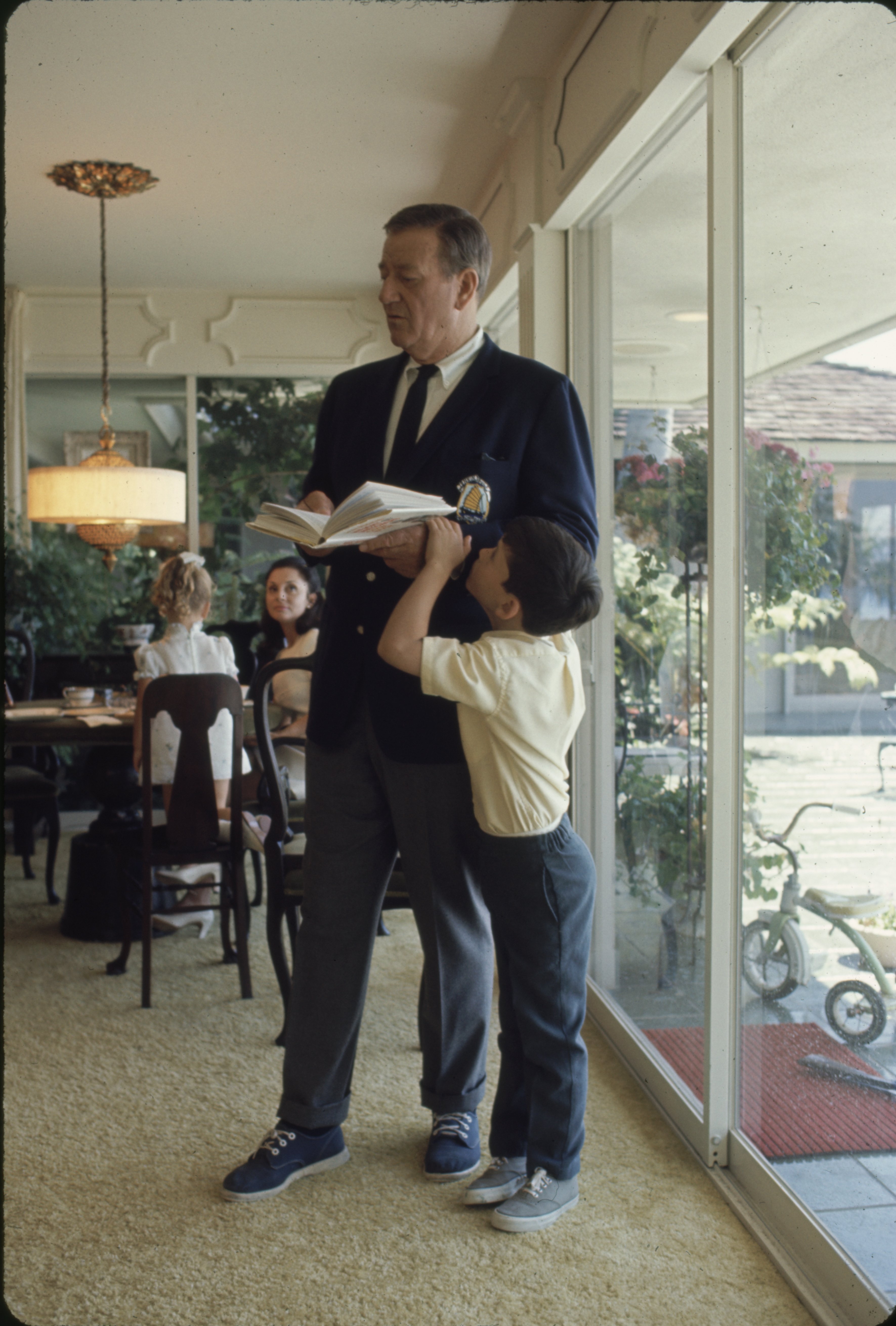 John Wayne con sus hijos Ethan, Aissa, y Marisa, en 1969. | Foto: Getty Images.