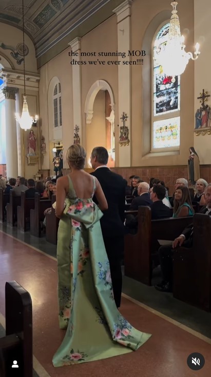 Lori DeWitt y Robert Chance DeWitt en la boda de su hija en un clip subido el 5 de junio de 2024 | Fuente: Instagram/capturedbychloe.co