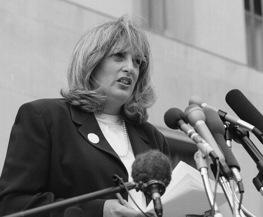 Linda Tripp habla con reporteros fuera del Tribunal de Justicia de los Estados Unidos. |Foto de Larry Morris a través de Getty Images