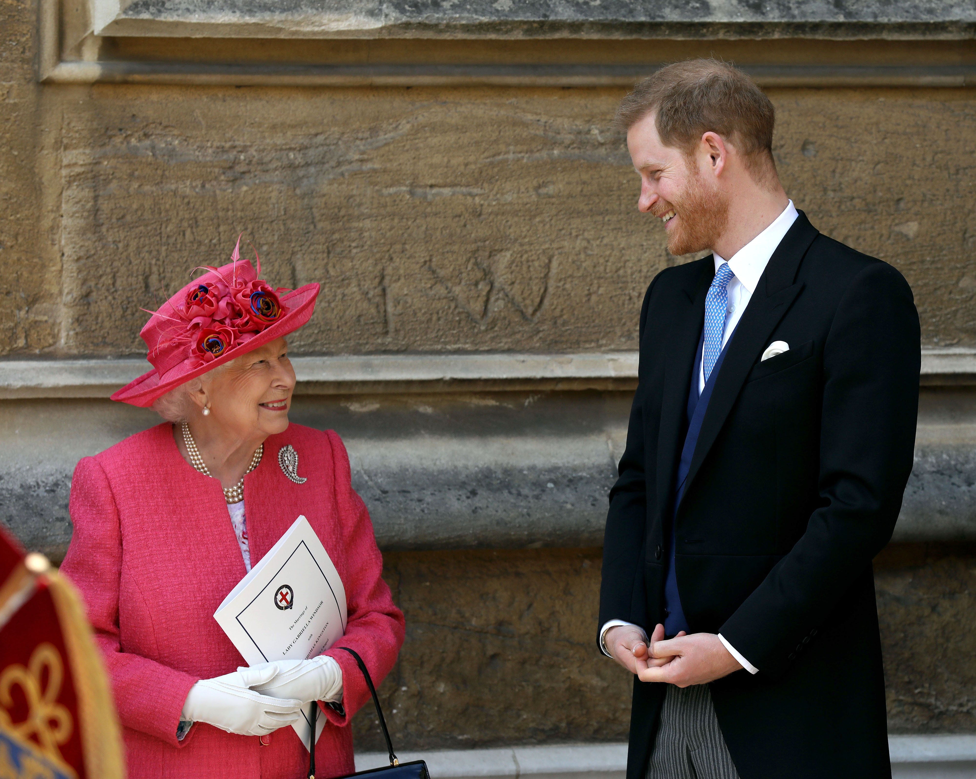 La reina Elizabeth II hablando con el príncipe Harry cuando se van después de la boda de Lady Gabriella Windsor con Thomas Kingston en la Capilla de St. George, castillo de Windsor, el 18 de mayo de 2019, en Windsor, Inglaterra. | Foto: Getty Images