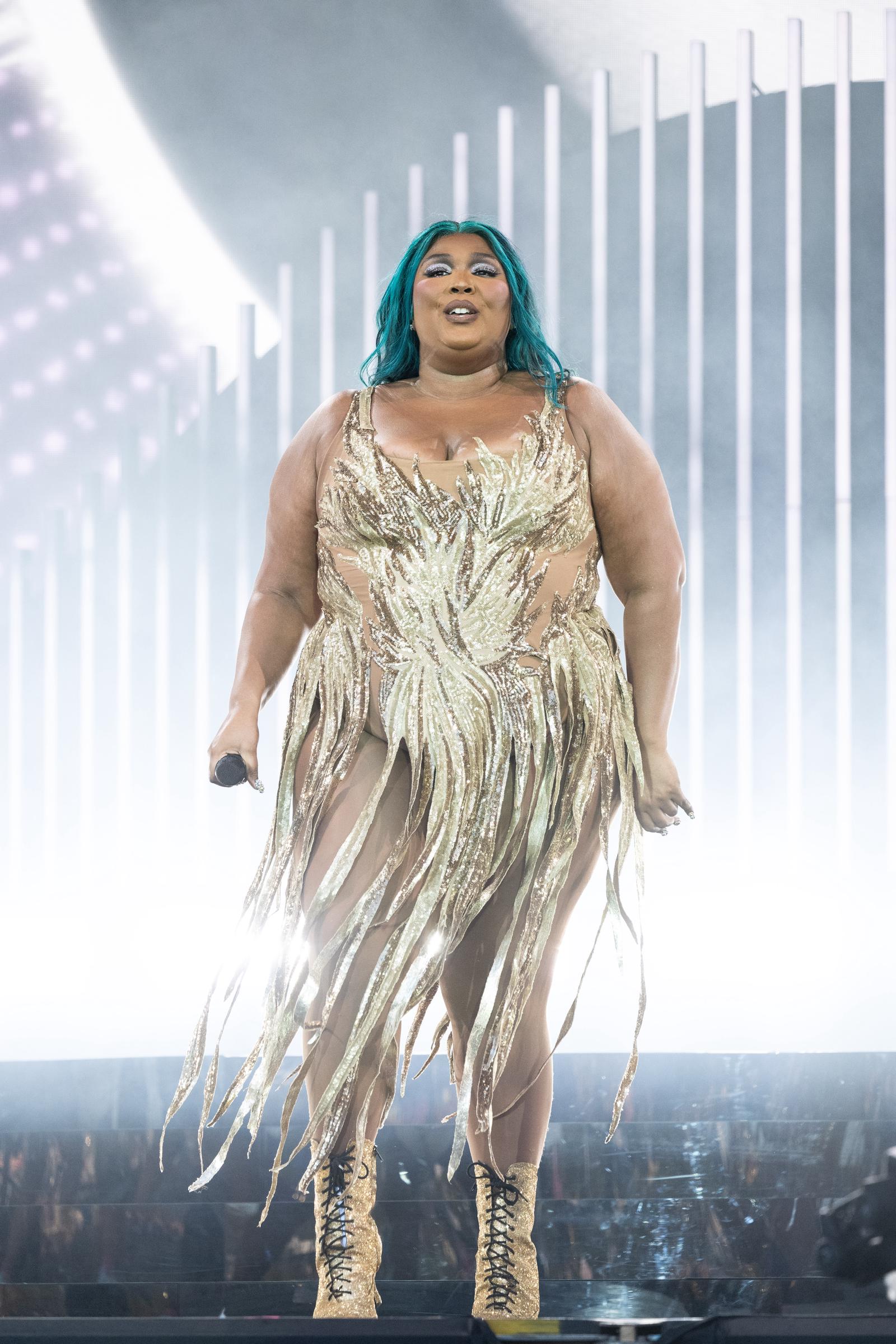 Lizzo actuando en el Festival de Glastonbury en Glastonbury, Inglaterra, el 24 de junio de 2023. | Fuente: Getty Images