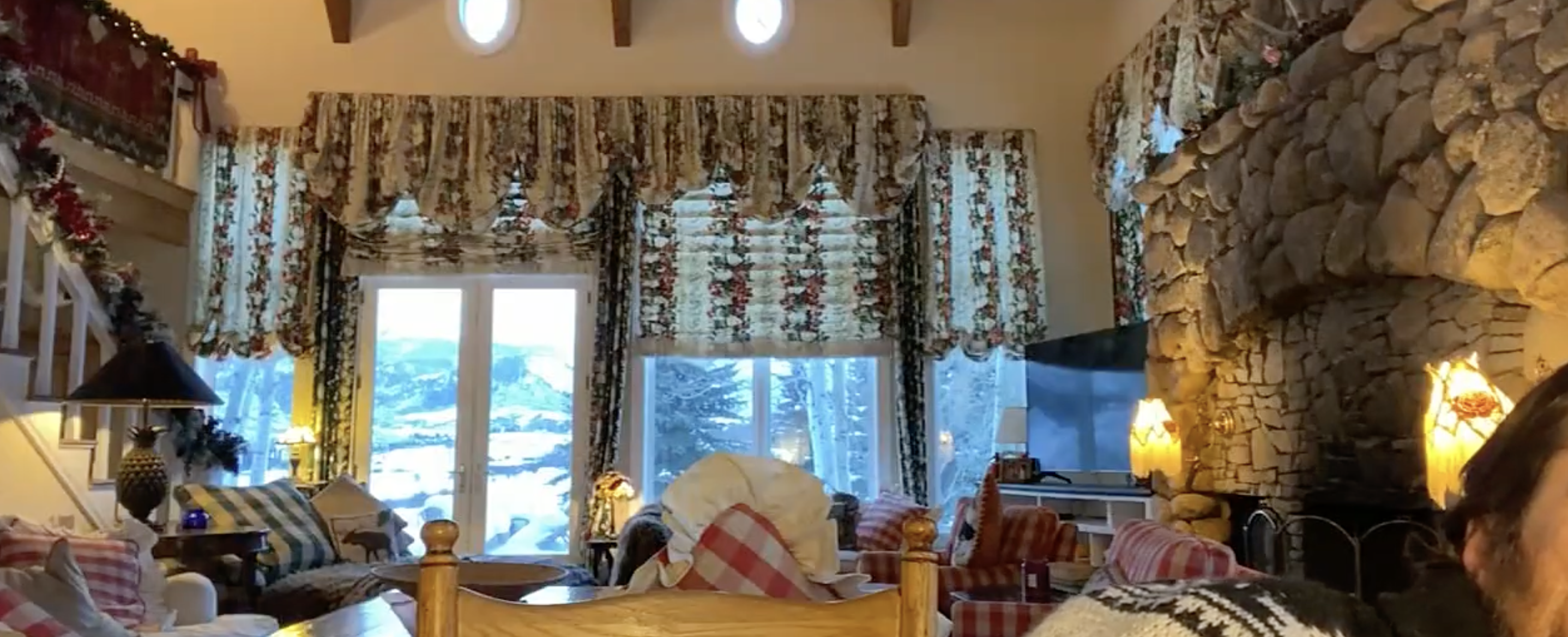 Oliver había vivido personalmente en la finca de Colorado durante dos años a partir de 1985, lo que significa que recordaba muchos de sus detalles, que ahora tienen un aire vintage, de cuando aún eran relativamente nuevos. | Fuente: YouTube/Live with Kelly and Ryan