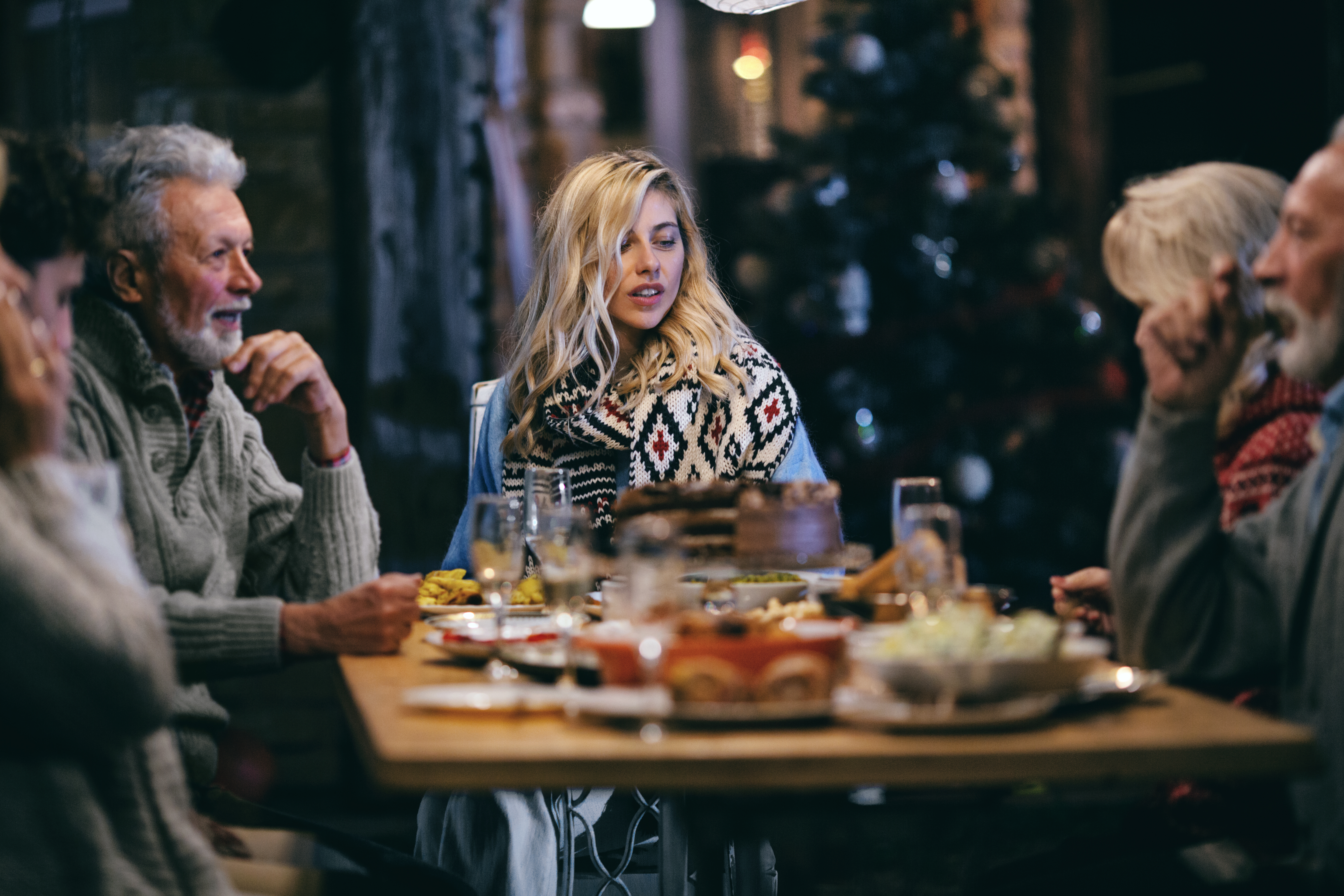 Familia cenando | Foto: Getty Images