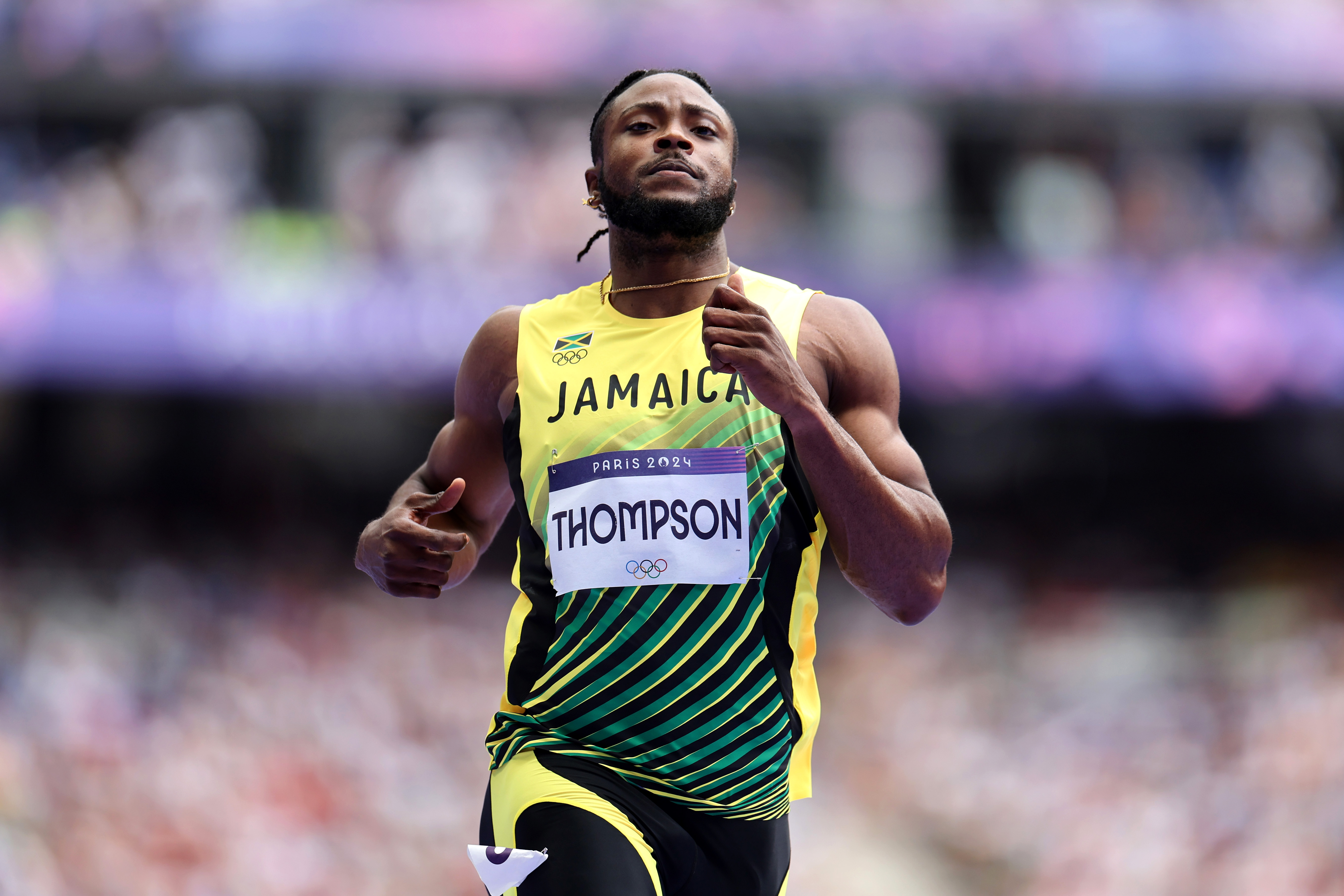 Kishane Thompson compite durante la ronda 1 de los 100 metros masculinos en los Juegos Olímpicos de París 2024 en París, Francia, el 3 de agosto de 2024 | Fuente: Getty Images