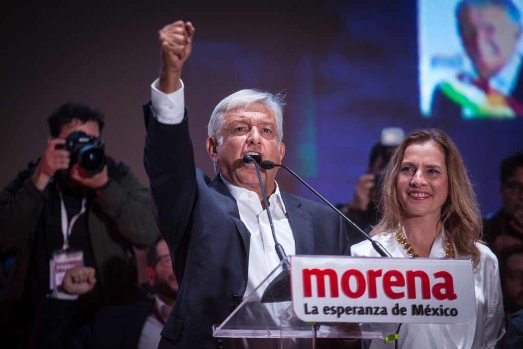 Andrés Manuel López Obrador y Beatriz Gutiérrez en el acto de celebración, al final de las elecciones presidenciales de México.| Foto: Getty Images